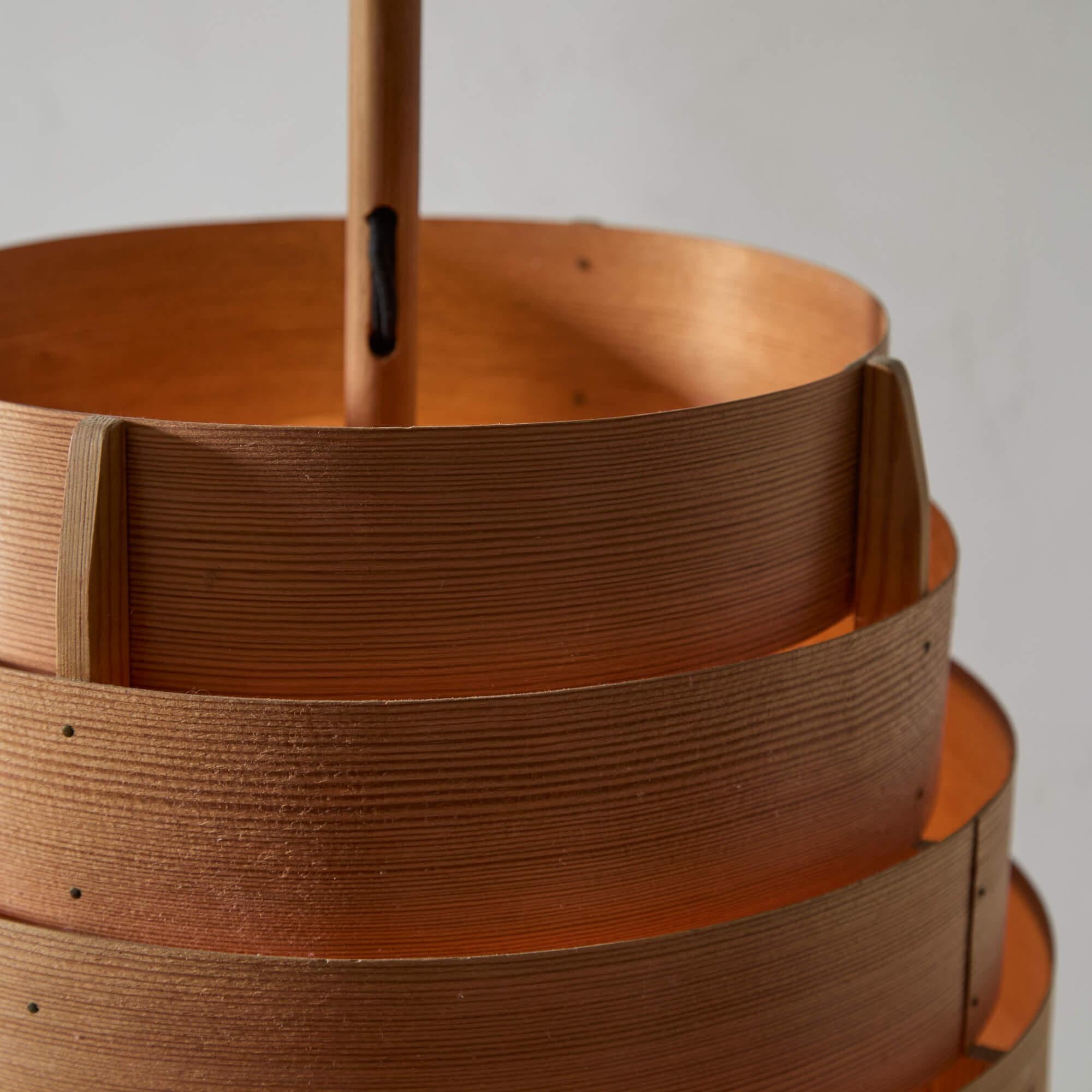 Hans Agne Jakobsson (1919-2009) è stato un designer svedese di interni e mobili noto soprattutto per i suoi progetti di illuminazione, che giocavano con una vasta gamma di materiali e forme. Ha iniziato la sua carriera come falegname prima di