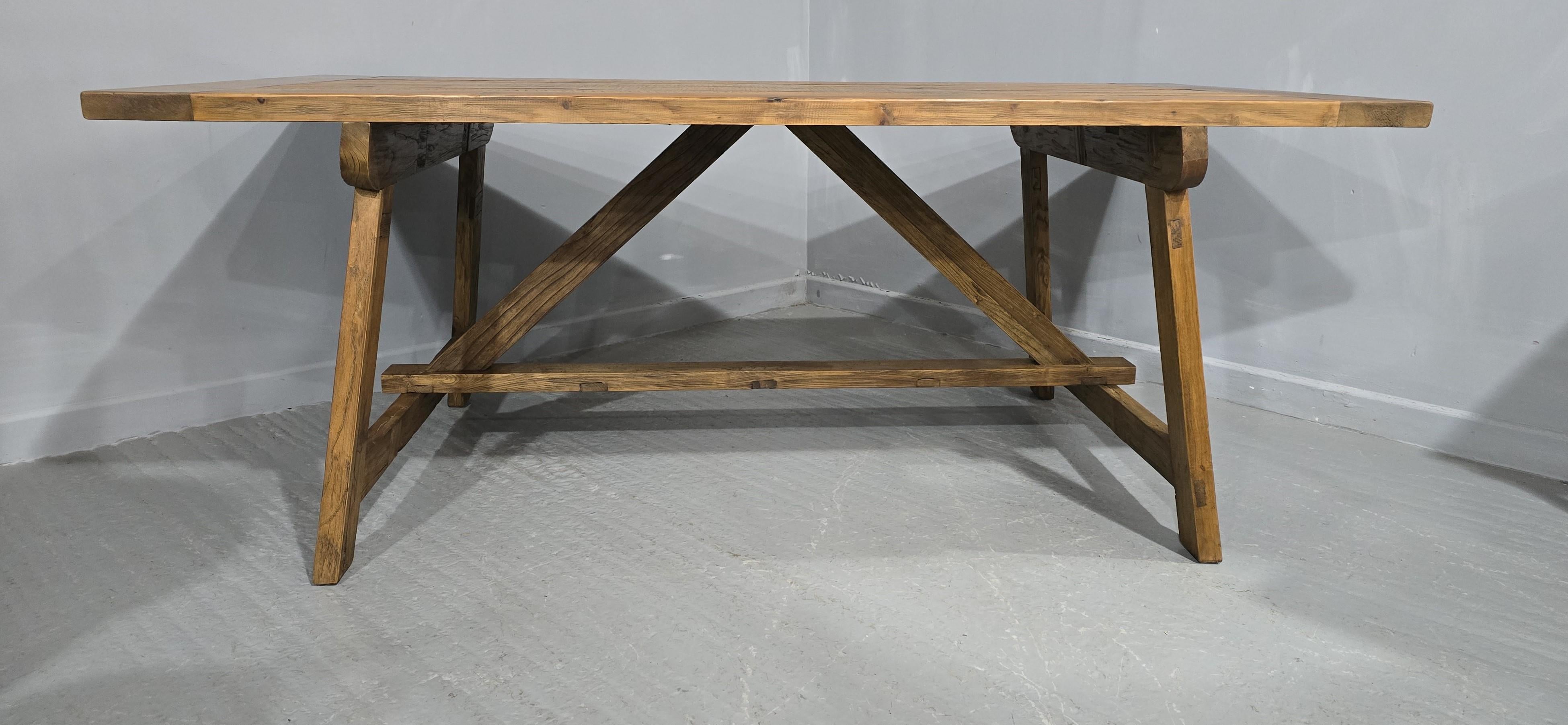Una mesa de comedor estilo caballete de granja, cocina o refectorio muy bonita, en muy buen estado encerada.

30,5