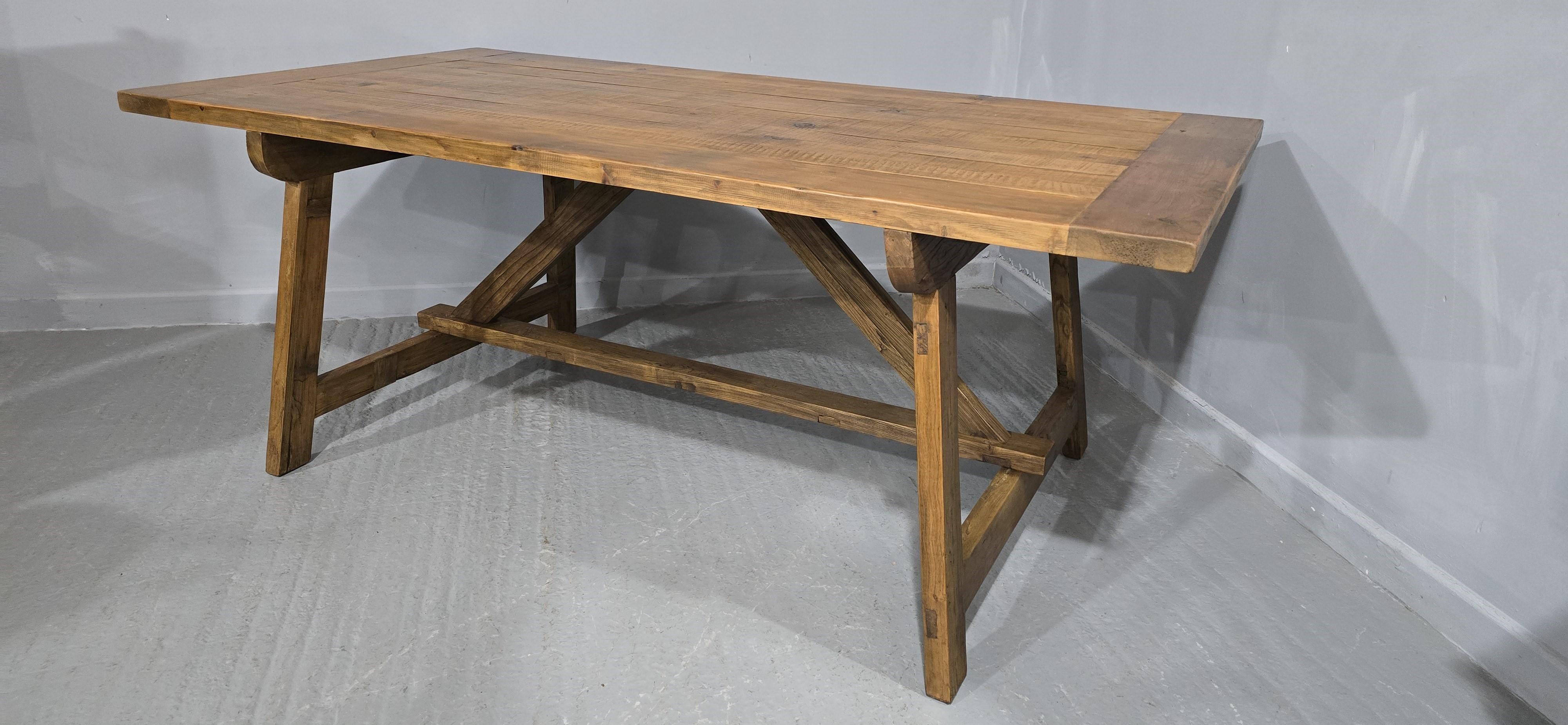 Mesa de cocina refrectaria de granja de tablones de pino Francés en venta