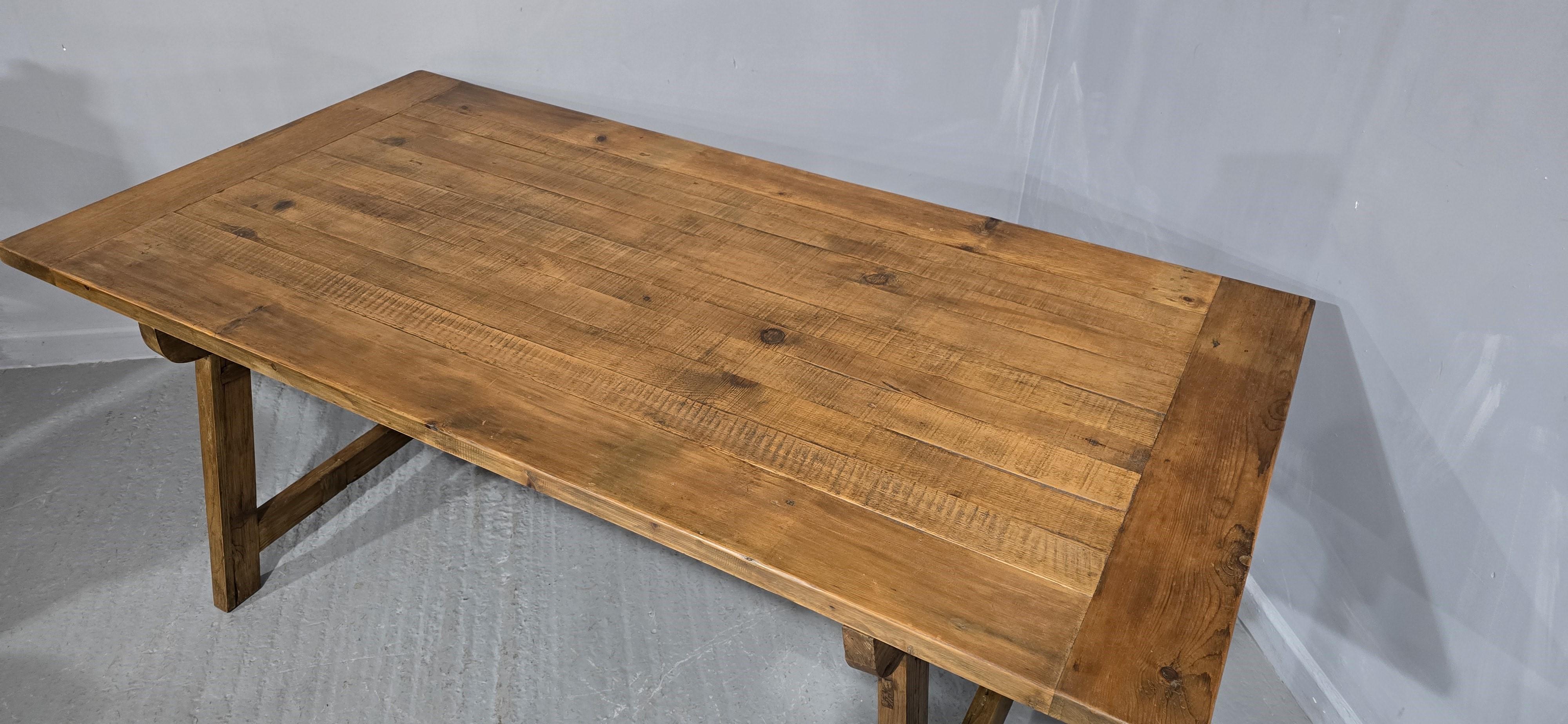 Mesa de cocina refrectaria de granja de tablones de pino Pino en venta