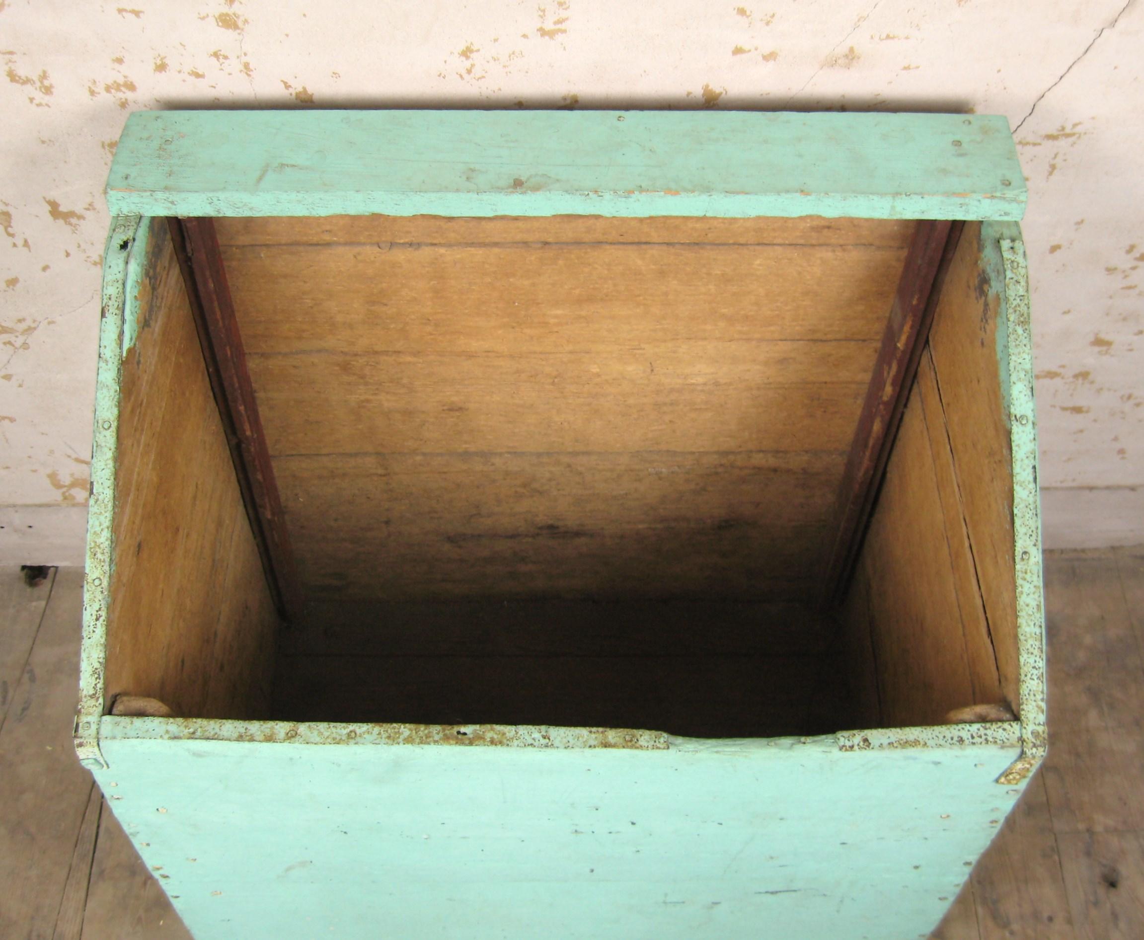 1920s Green wooden box, frequently used for firewood in farm houses. It can be used for many things like recycling box, we used it for many many years as a decorating piece in my 18 century farmhouse. Please look at the photos, it hasn’t been