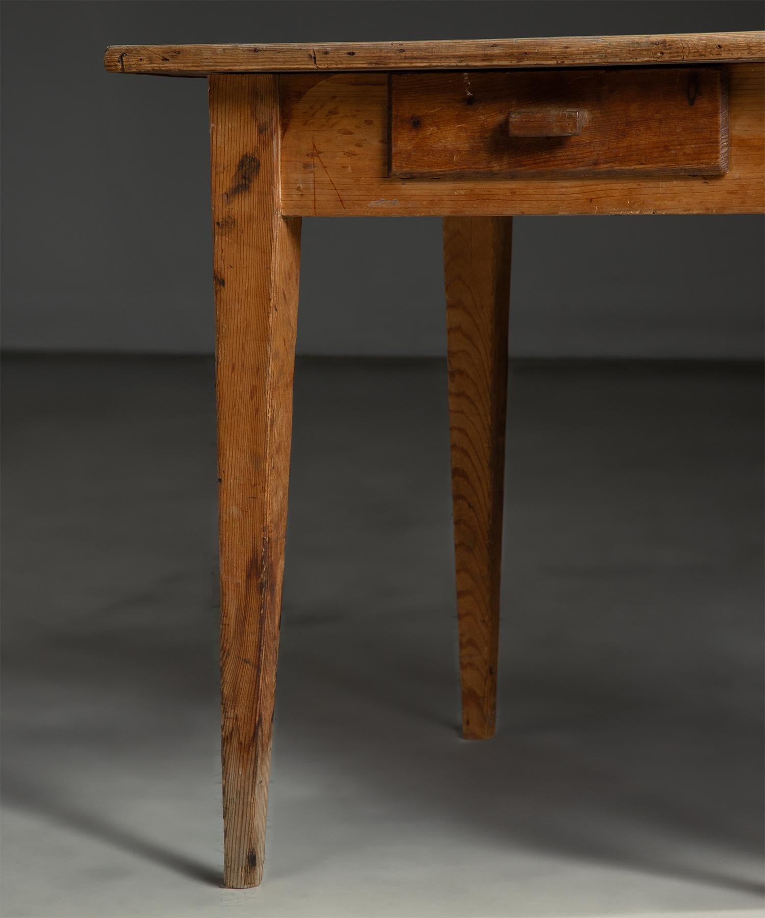 Pine Refectory Table, England circa 1890 In Good Condition For Sale In Culver City, CA