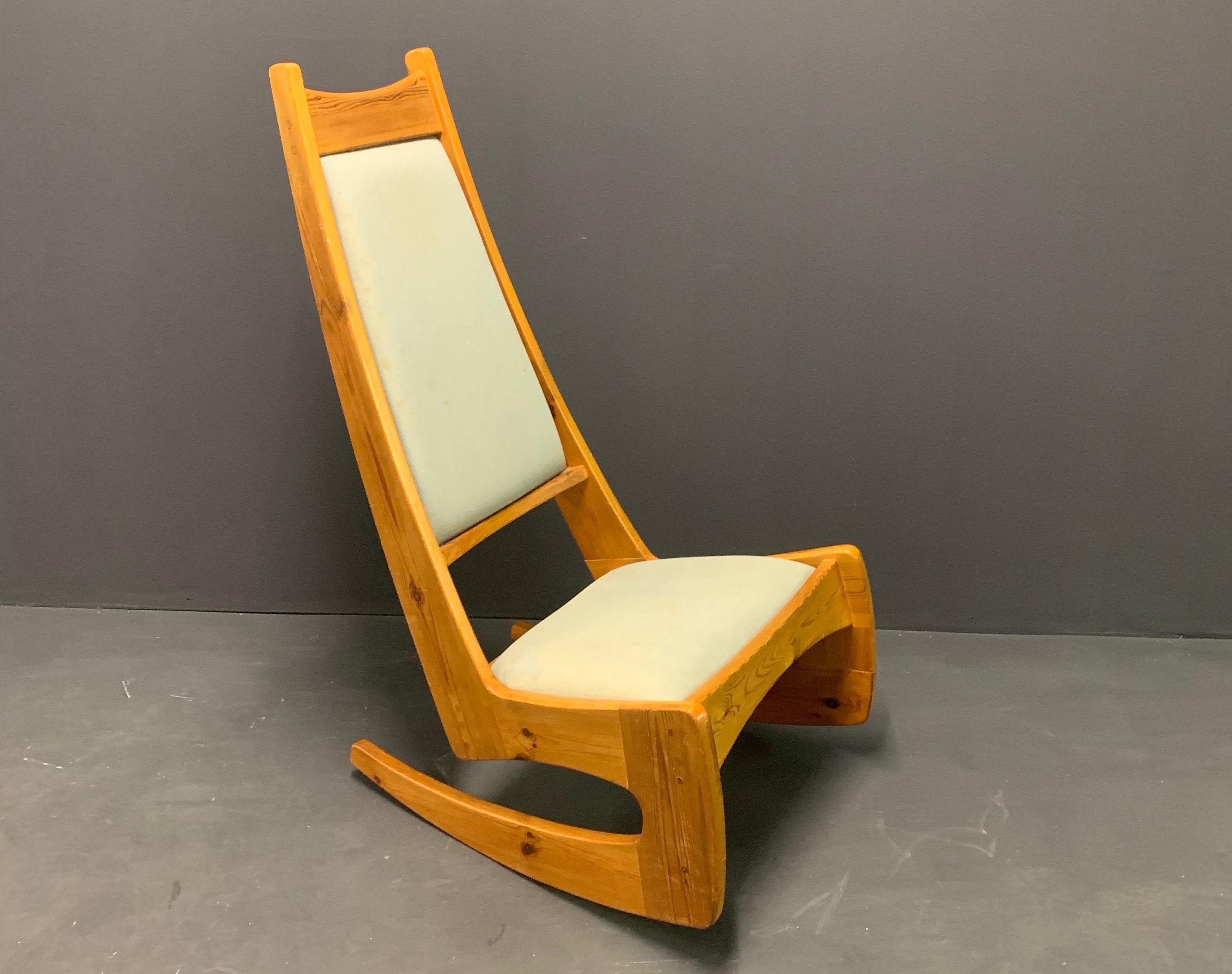 Chaise à bascule à haut dossier signée par le menuisier Jeremy Broun.