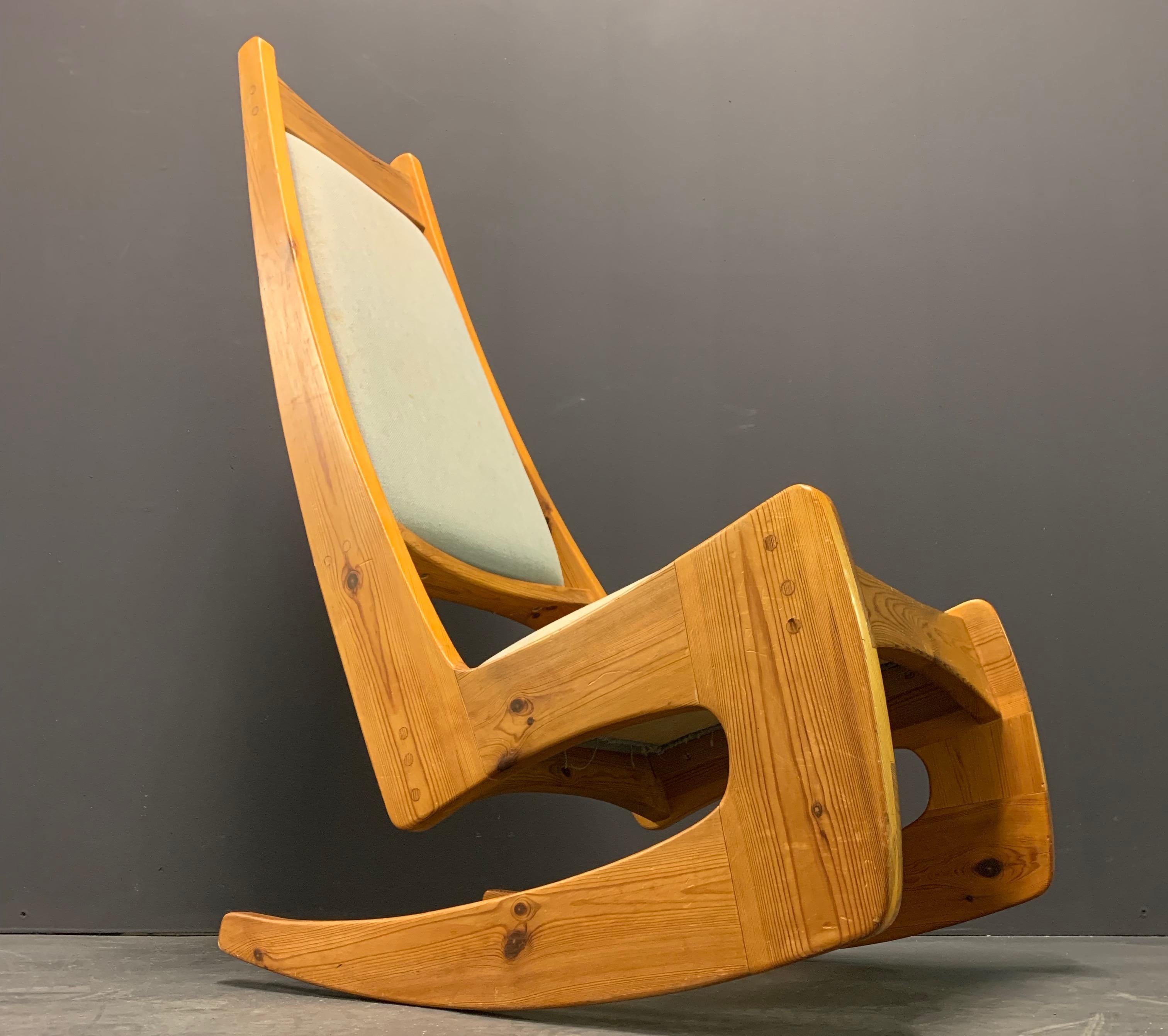 Mid-Century Modern Chaise à bascule en pin par le designer-artisan Jeremy Broun en vente