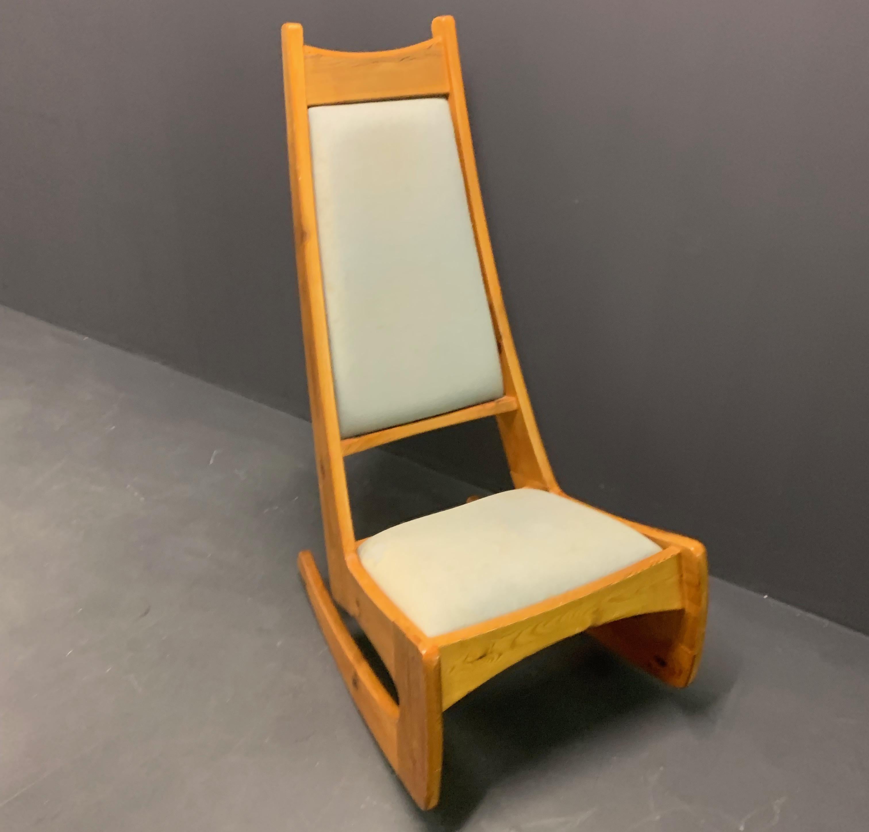 Rocking Chair aus Kiefernholz von Designer Craftsman Jeremy Broun  (Englisch) im Angebot