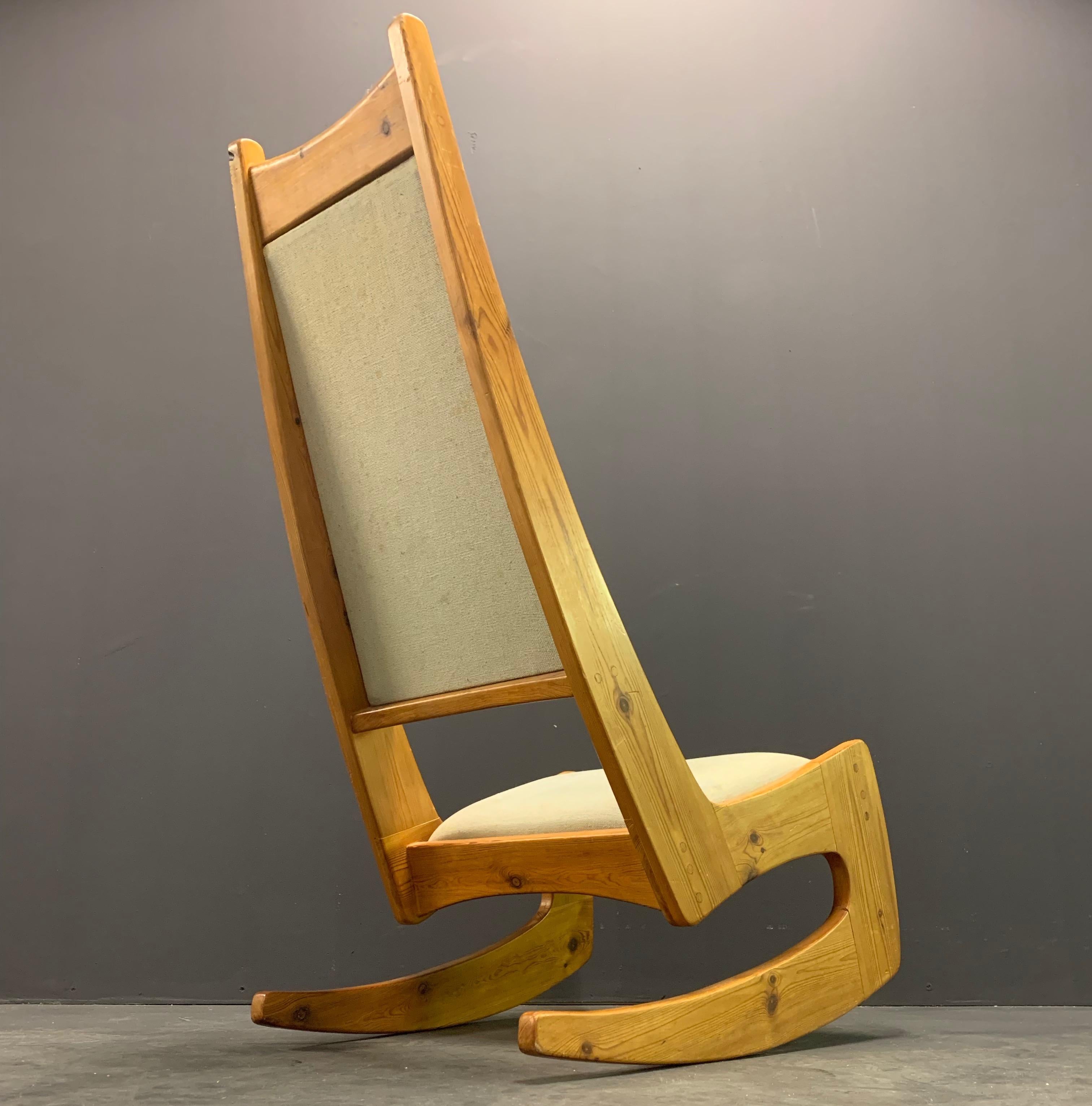 Fin du 20e siècle Chaise à bascule en pin par le designer-artisan Jeremy Broun en vente