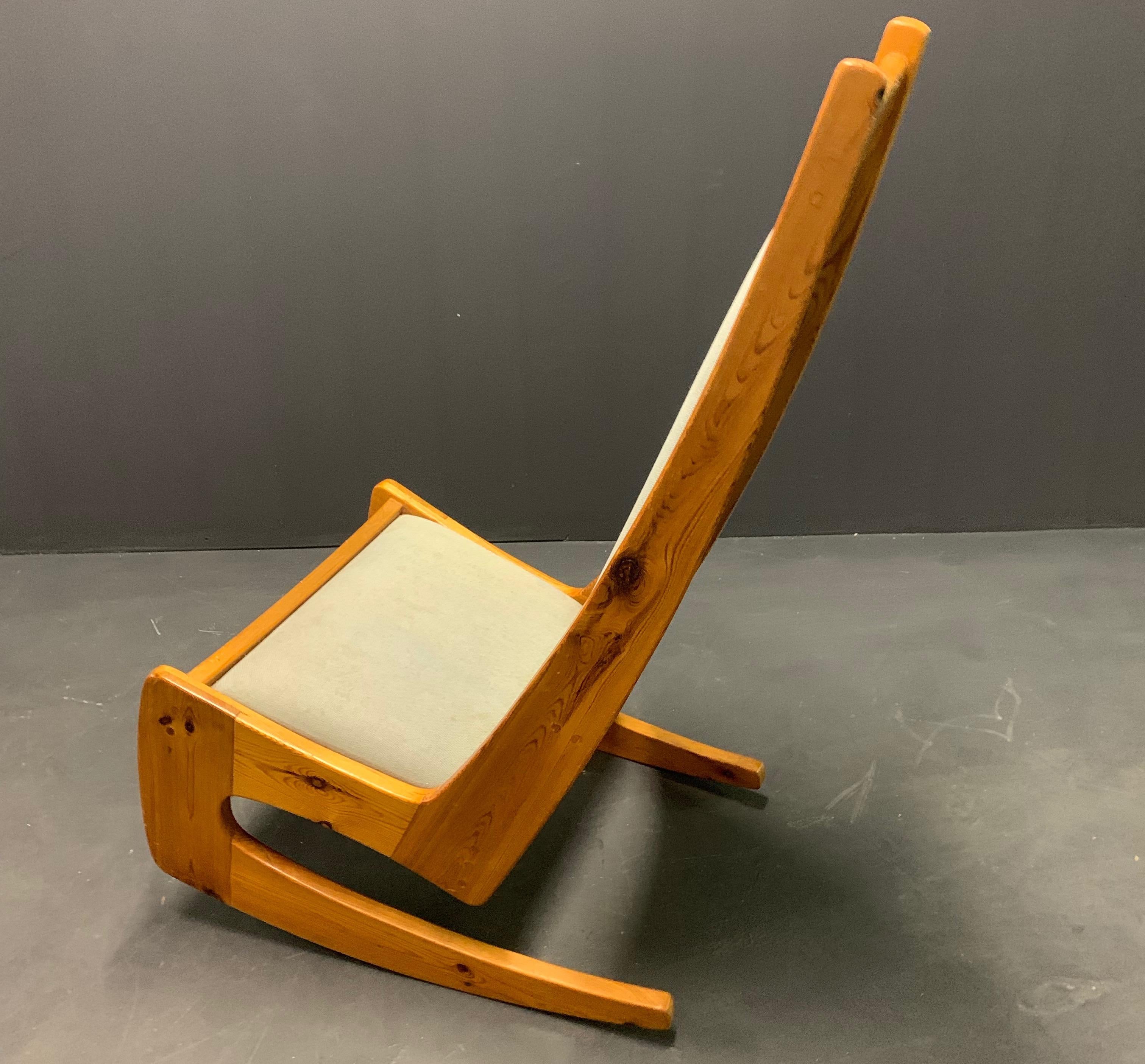 Pin Chaise à bascule en pin par le designer-artisan Jeremy Broun en vente