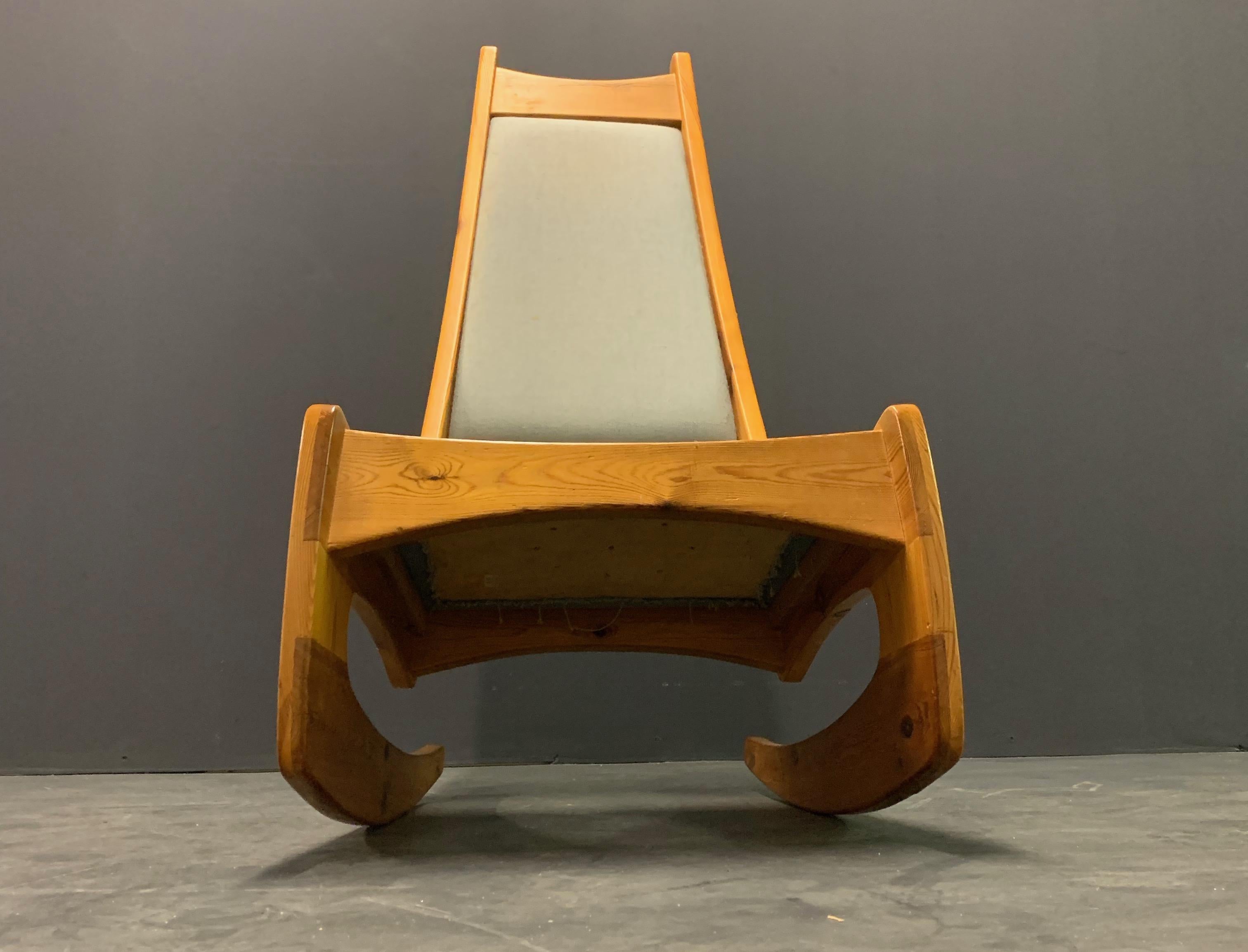 Pine Rocking Chair by Designer Craftsman Jeremy Broun  In Good Condition For Sale In Munich, DE