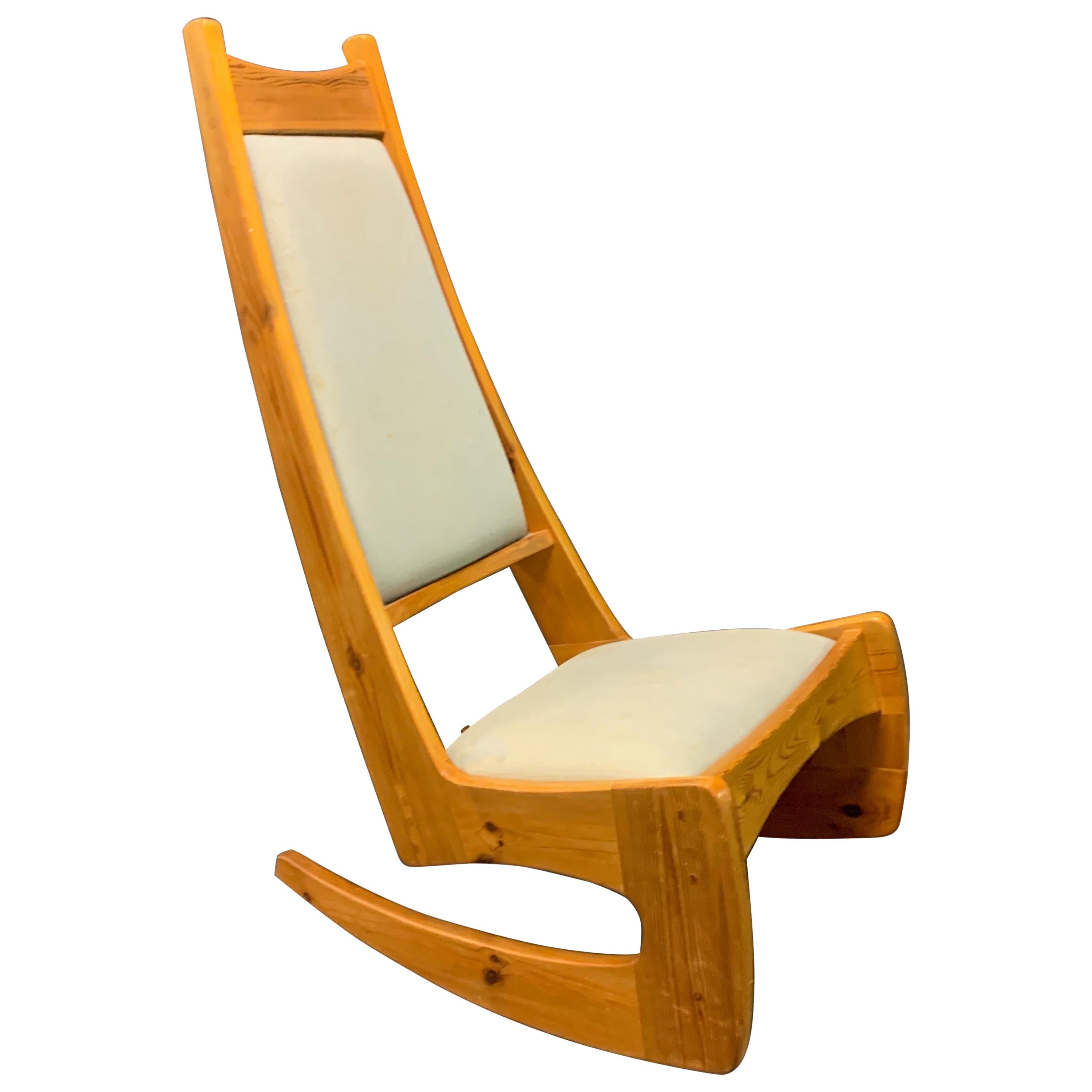 Chaise à bascule en pin par le designer-artisan Jeremy Broun 