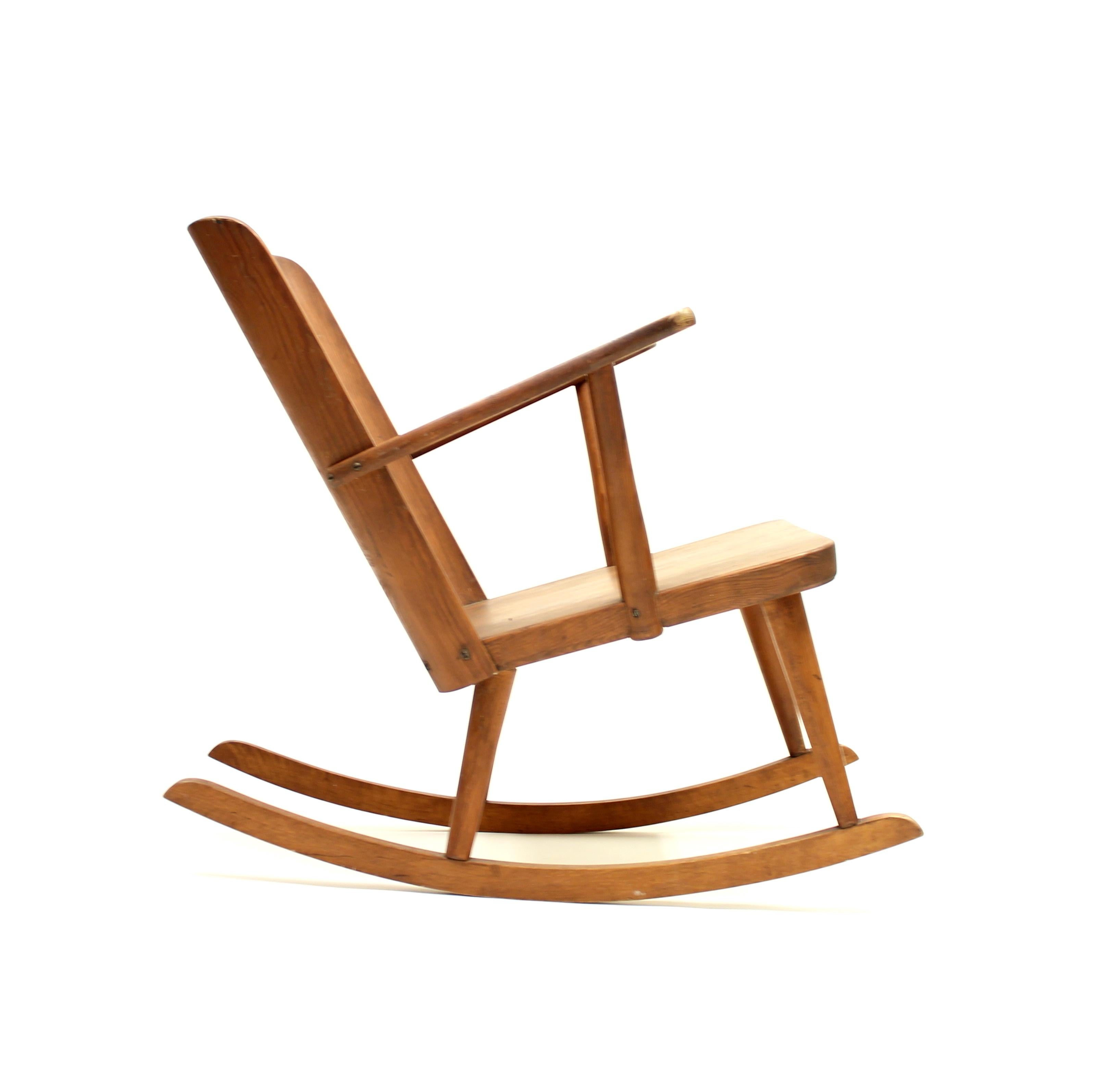Scandinave moderne Rocking Chair en pin de Göran Malmvall dans la collection Svensk Fur pour Karl Andersson en vente