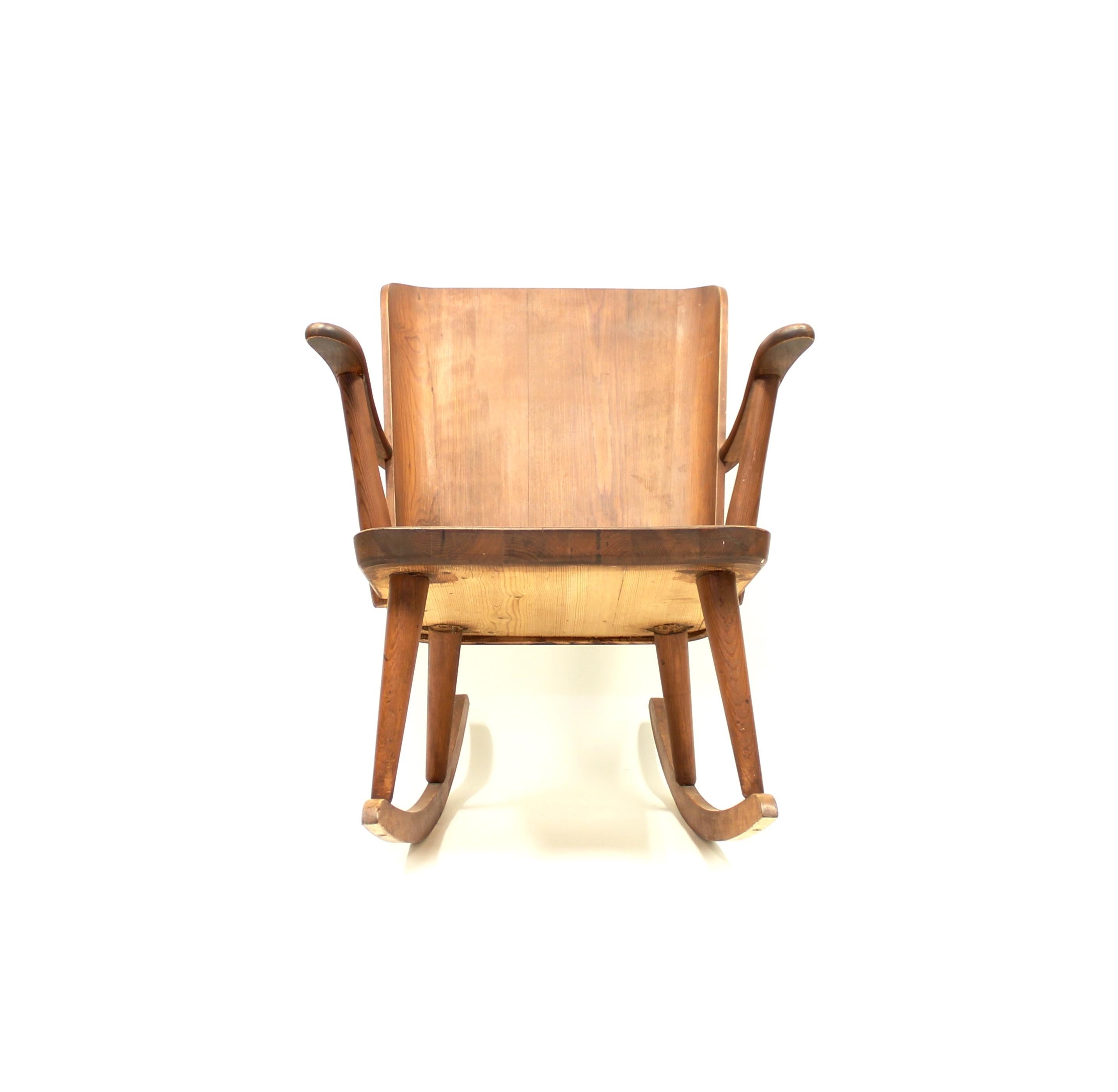 Milieu du XXe siècle Rocking Chair en pin de Göran Malmvall dans la collection Svensk Fur pour Karl Andersson en vente