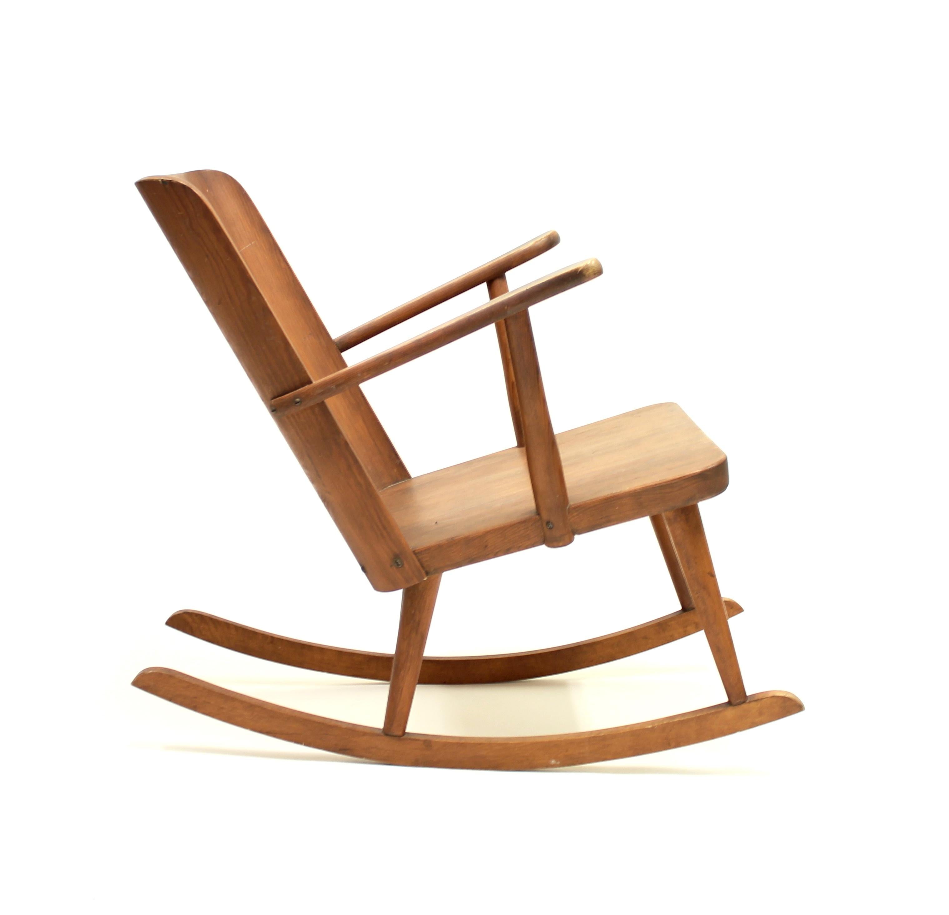 Pin Rocking Chair en pin de Göran Malmvall dans la collection Svensk Fur pour Karl Andersson en vente