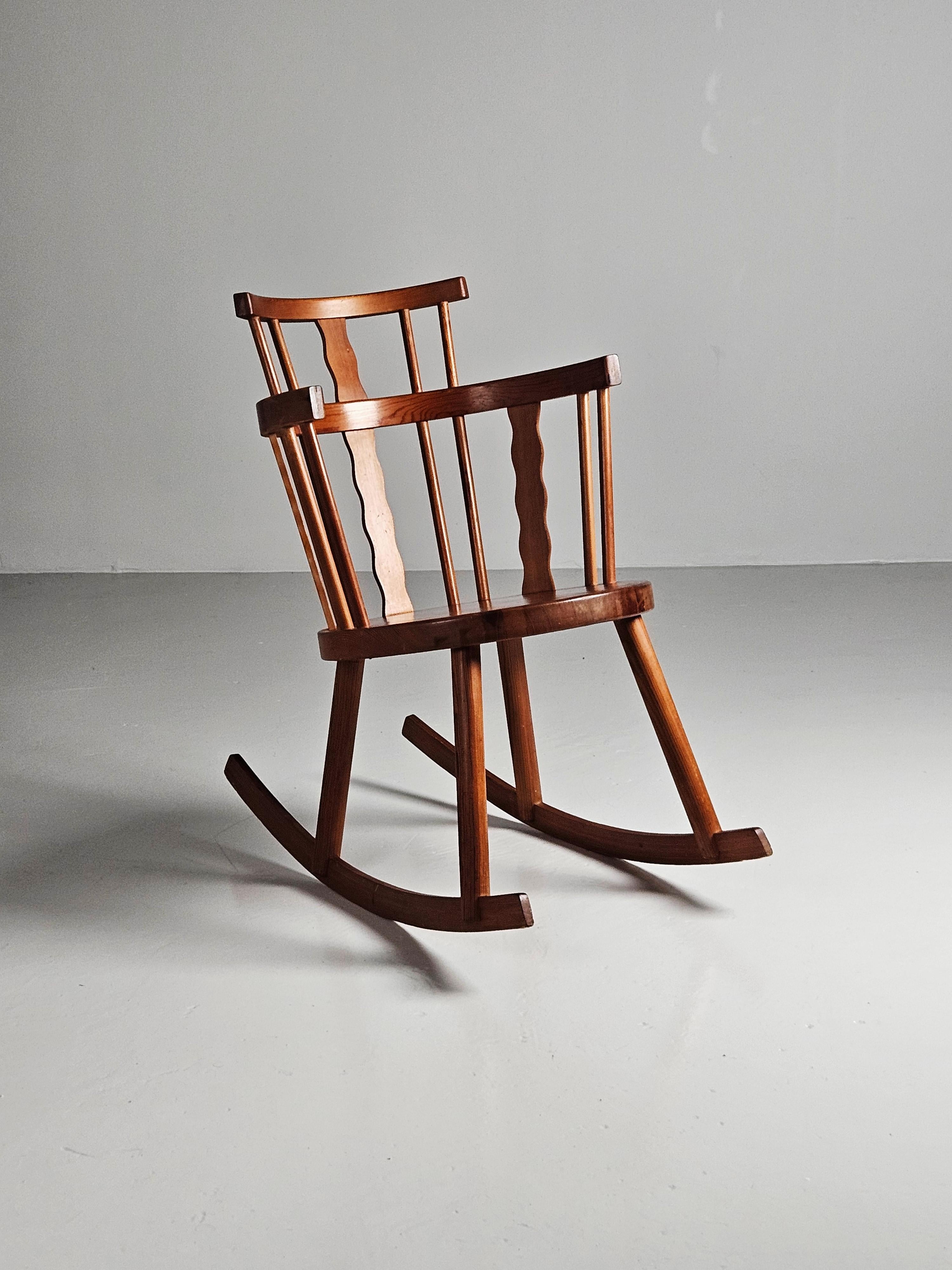 Rustic Pine rocking chair by Steneby hemslöjd, Sweden, 1930s For Sale