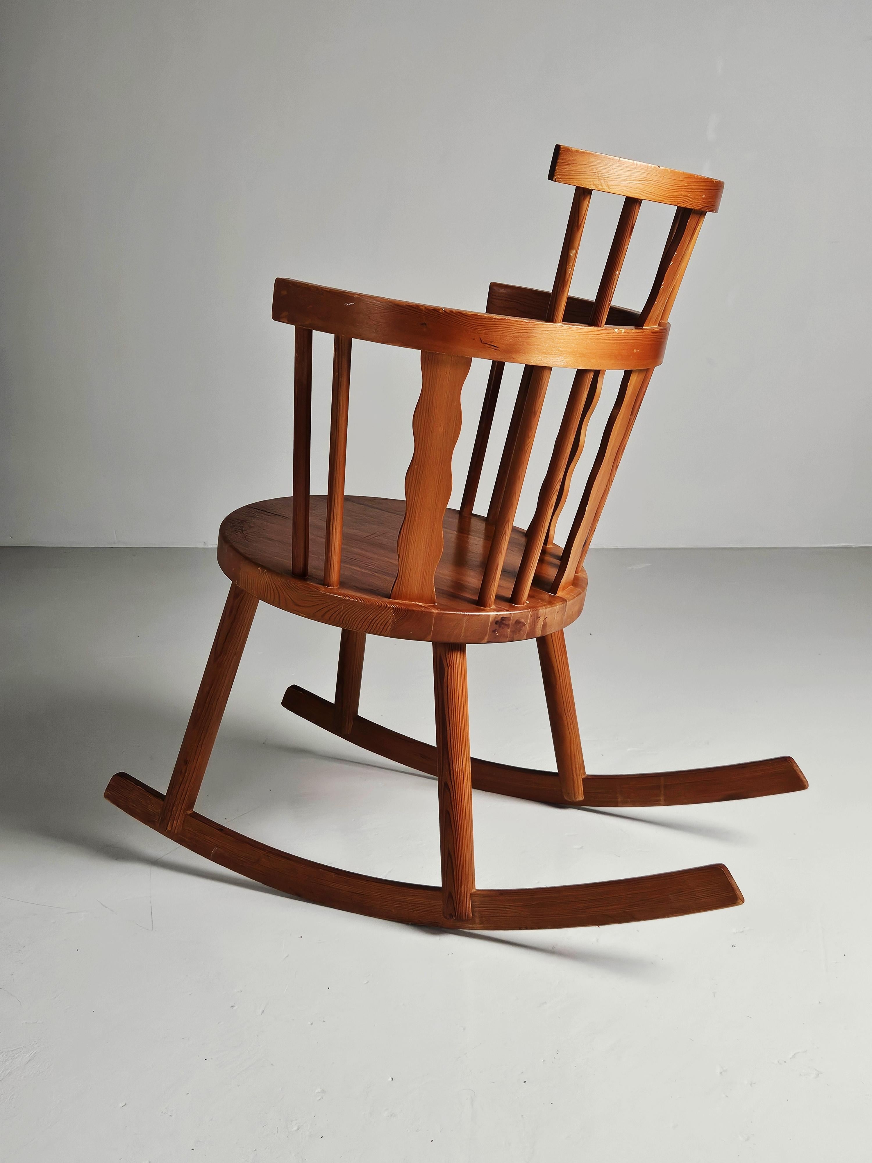 Pine rocking chair by Steneby hemslöjd, Sweden, 1930s In Good Condition For Sale In Eskilstuna, SE