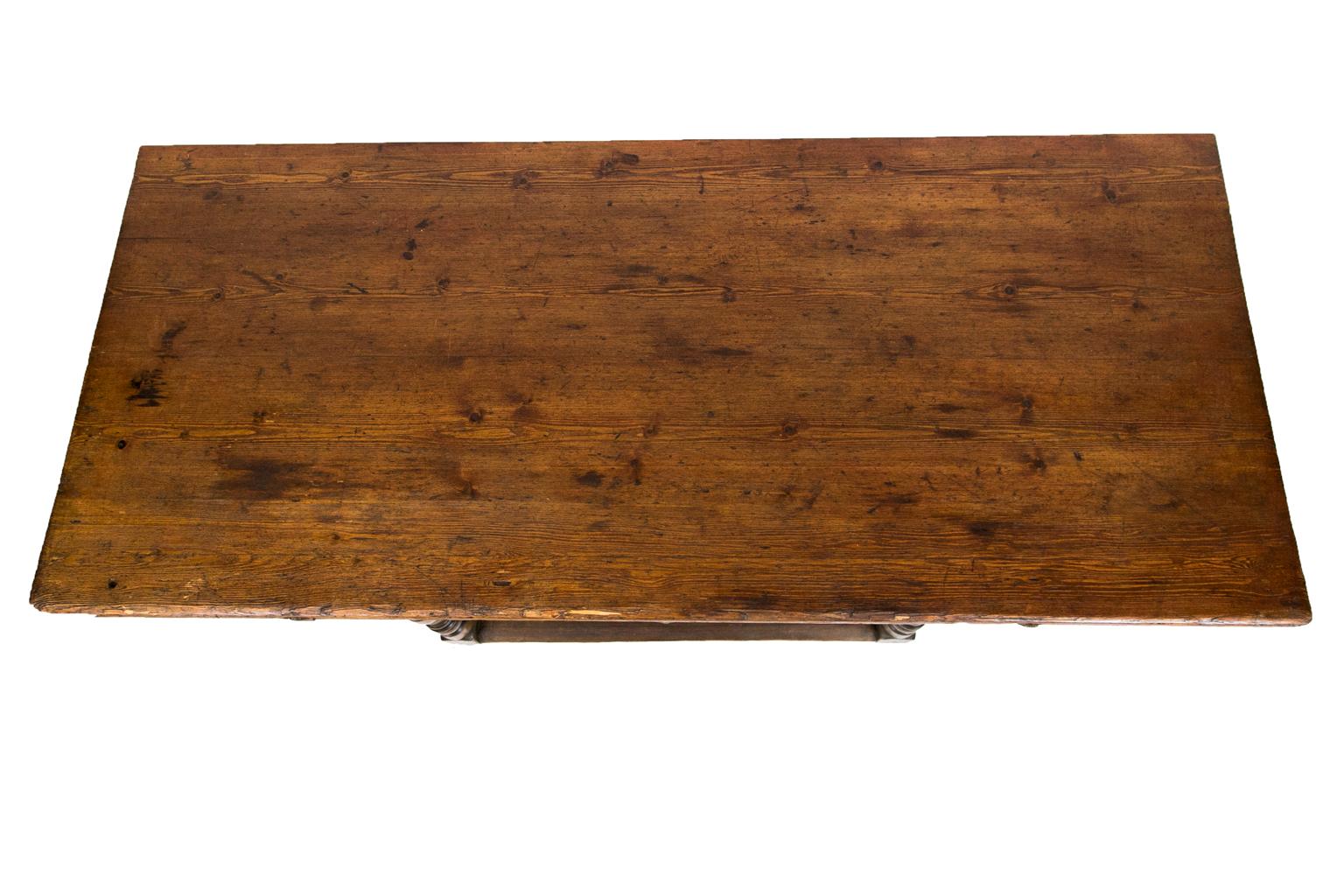 Table de taverne russe en pin, a la peinture brune d'origine sur la base, et a un dessus en pin frotté (le dessus est amovible).
   