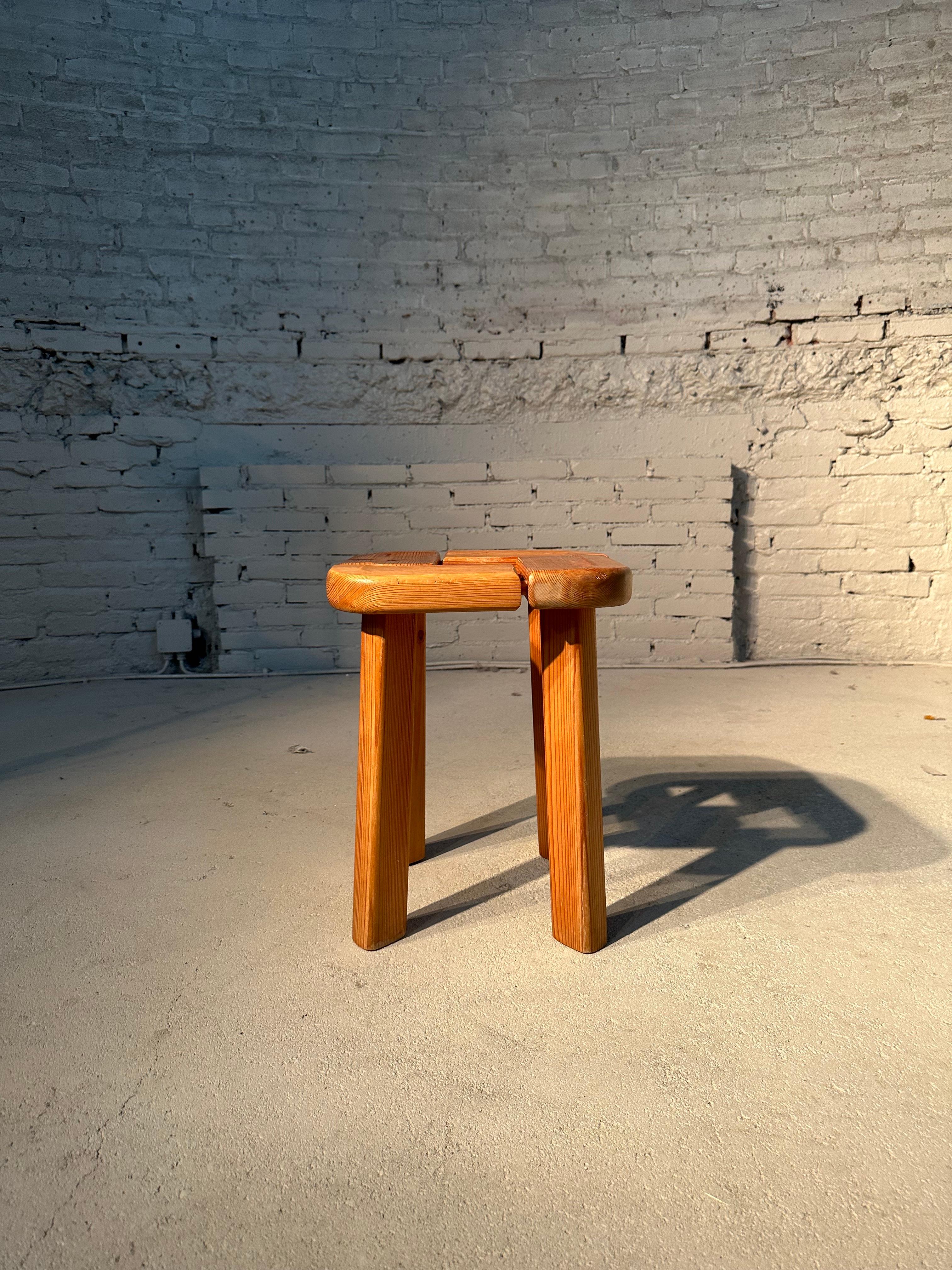 Sauna stools have been in use for centuries, predominantly in Japan and in Finland. While these pieces are mostly a utilitarian object, vintage sauna stools - like this one - from these countries are handmade, beautiful pieces.
Sauna stools are