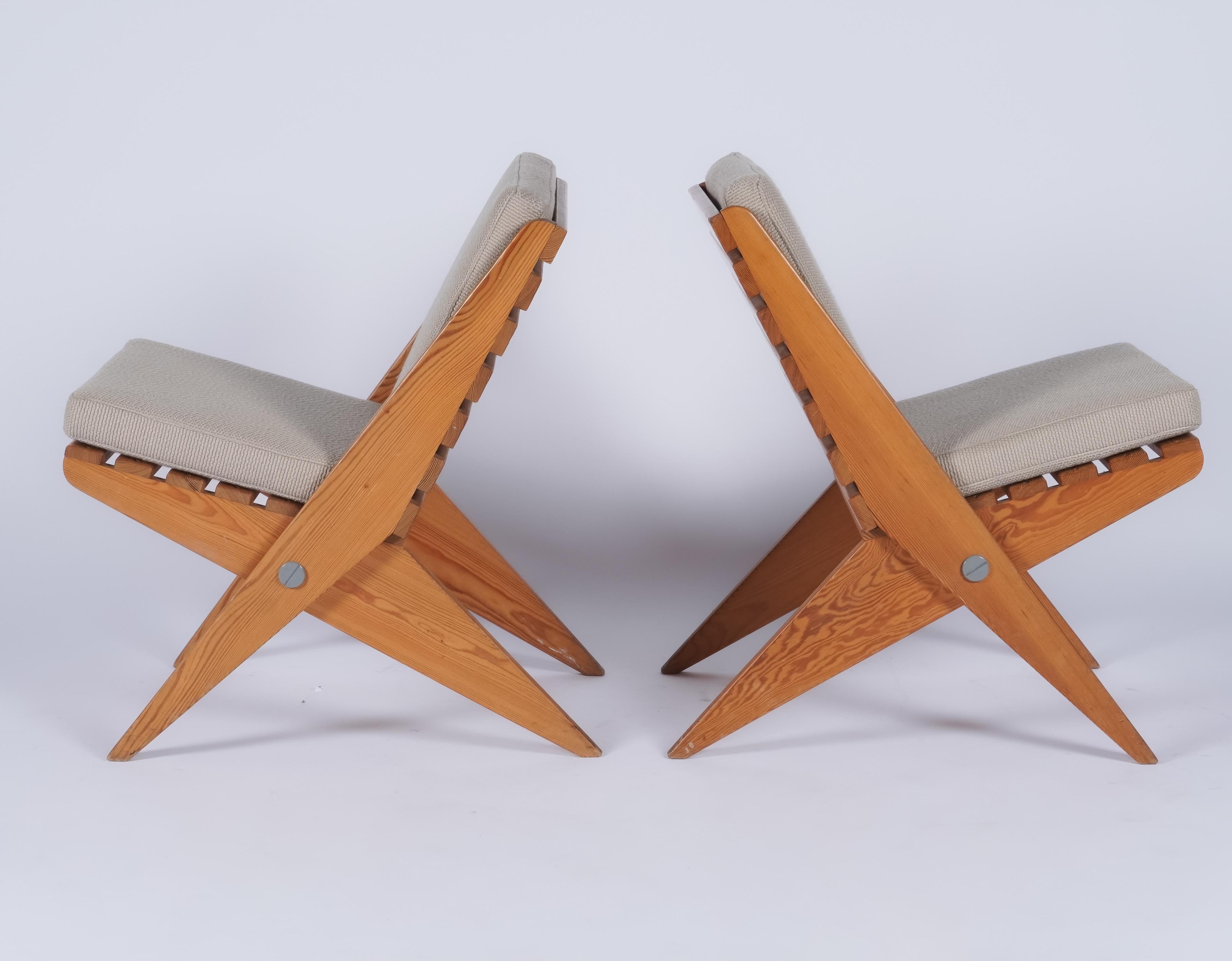 Sedie a forbice moderniste in pino. Queste hanno linee che ricordano la sedia a forbice di Pierre Jeanerret per Knoll, ma sono più utilitaristiche. Realizzati in pino massiccio e con un design pulito e senza pretese, si adattano a una vasta gamma di