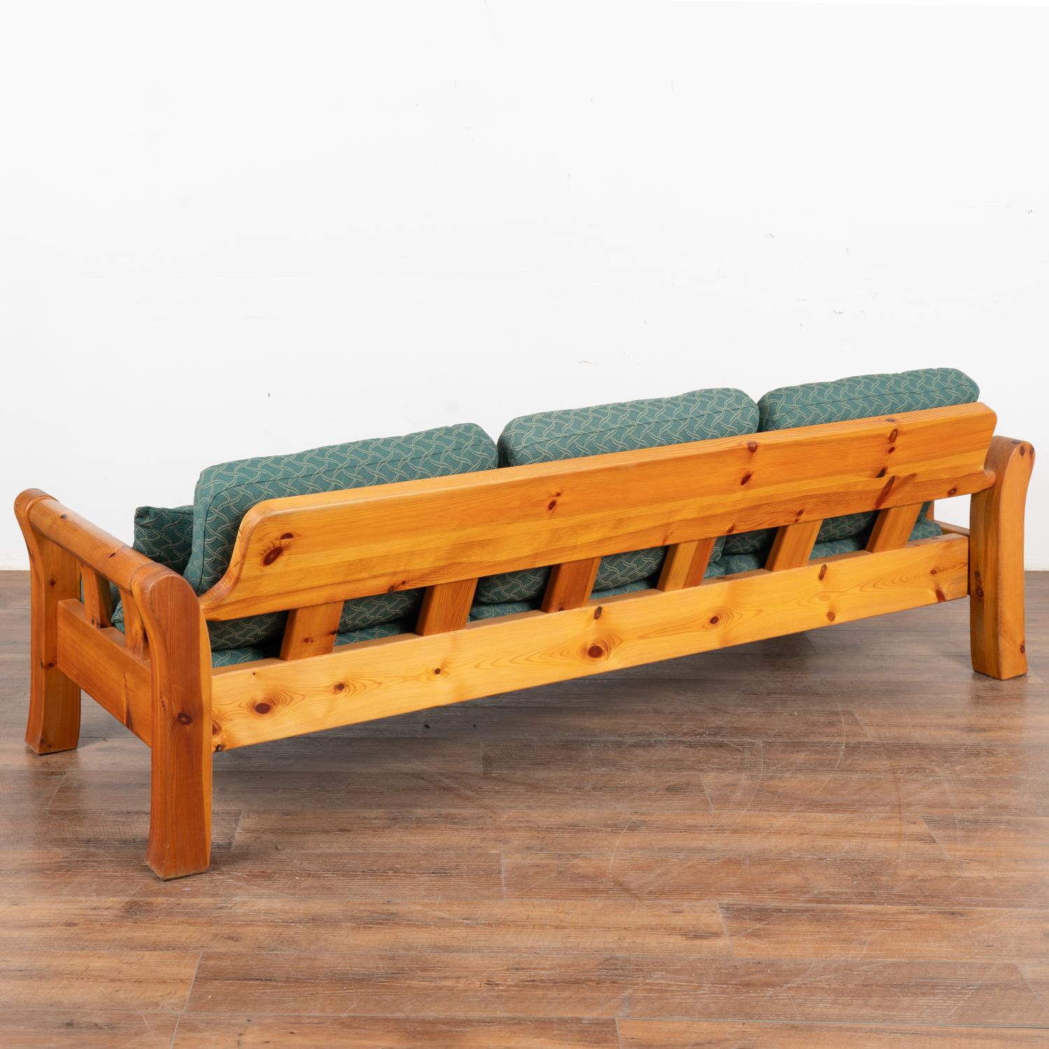 Ensemble en pin (4) canapé, loveseat, chaise et table basse vintage, Suède circa 1960-70 en vente 4