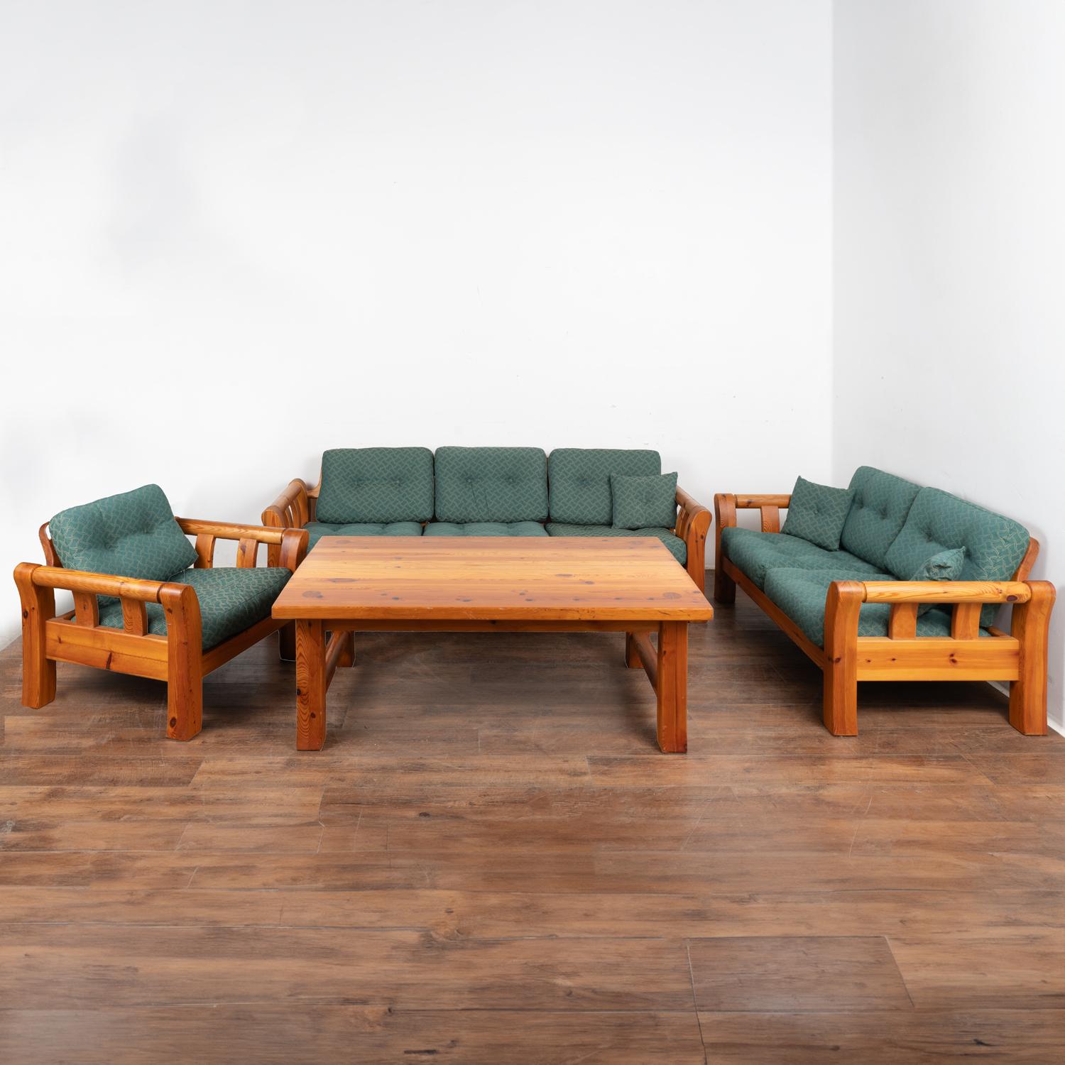Ensemble (4) du milieu du siècle comprenant un canapé à trois places, une causeuse à deux places, un fauteuil et une table basse assortie. 
Fabriqué en Suède, cet ensemble substantiel s'intégrera parfaitement dans une maison de montagne ou au bord