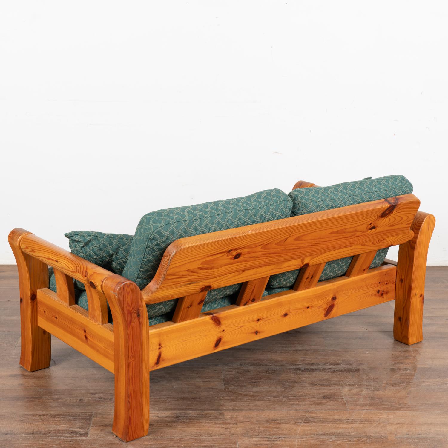 Tissu d'ameublement Ensemble en pin (4) canapé, loveseat, chaise et table basse vintage, Suède circa 1960-70 en vente
