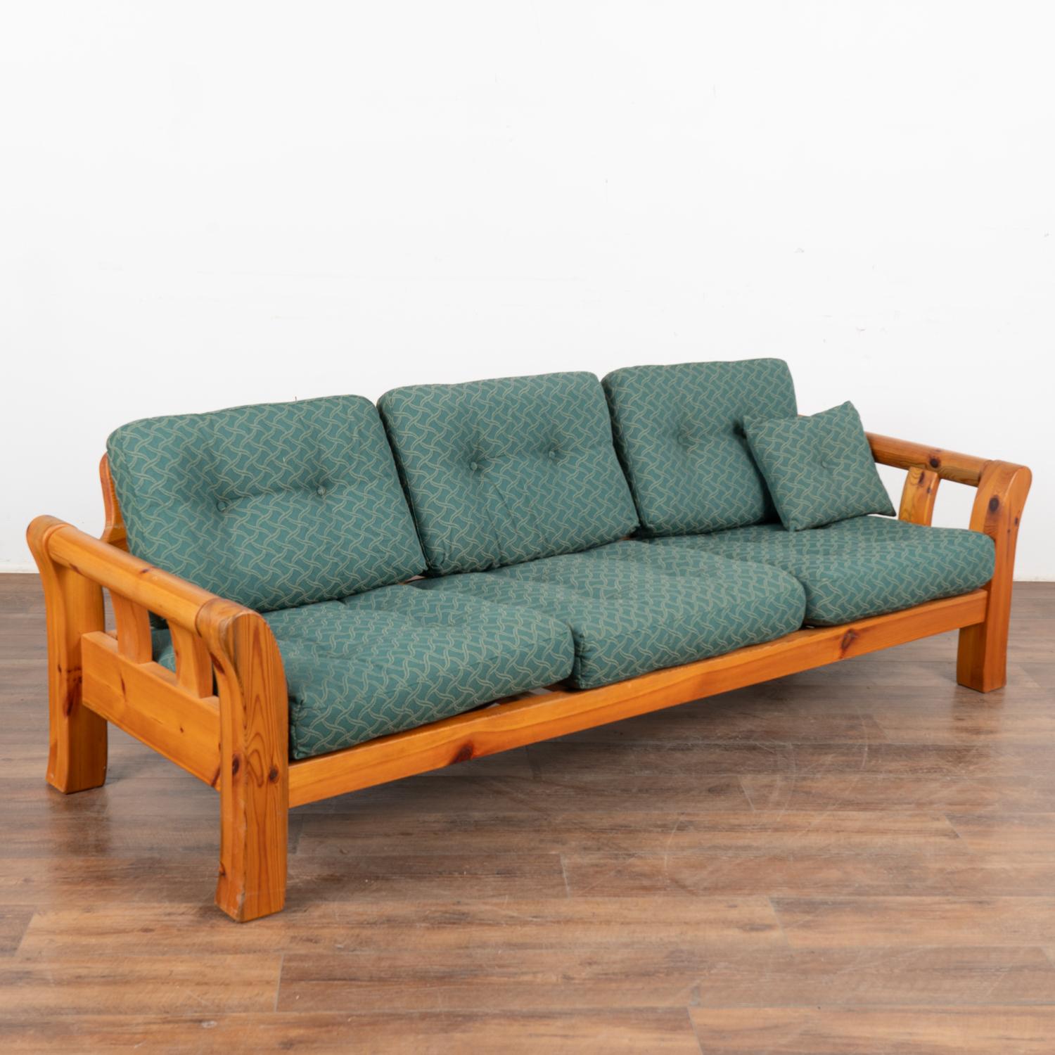 Ensemble en pin (4) canapé, loveseat, chaise et table basse vintage, Suède circa 1960-70 en vente 1