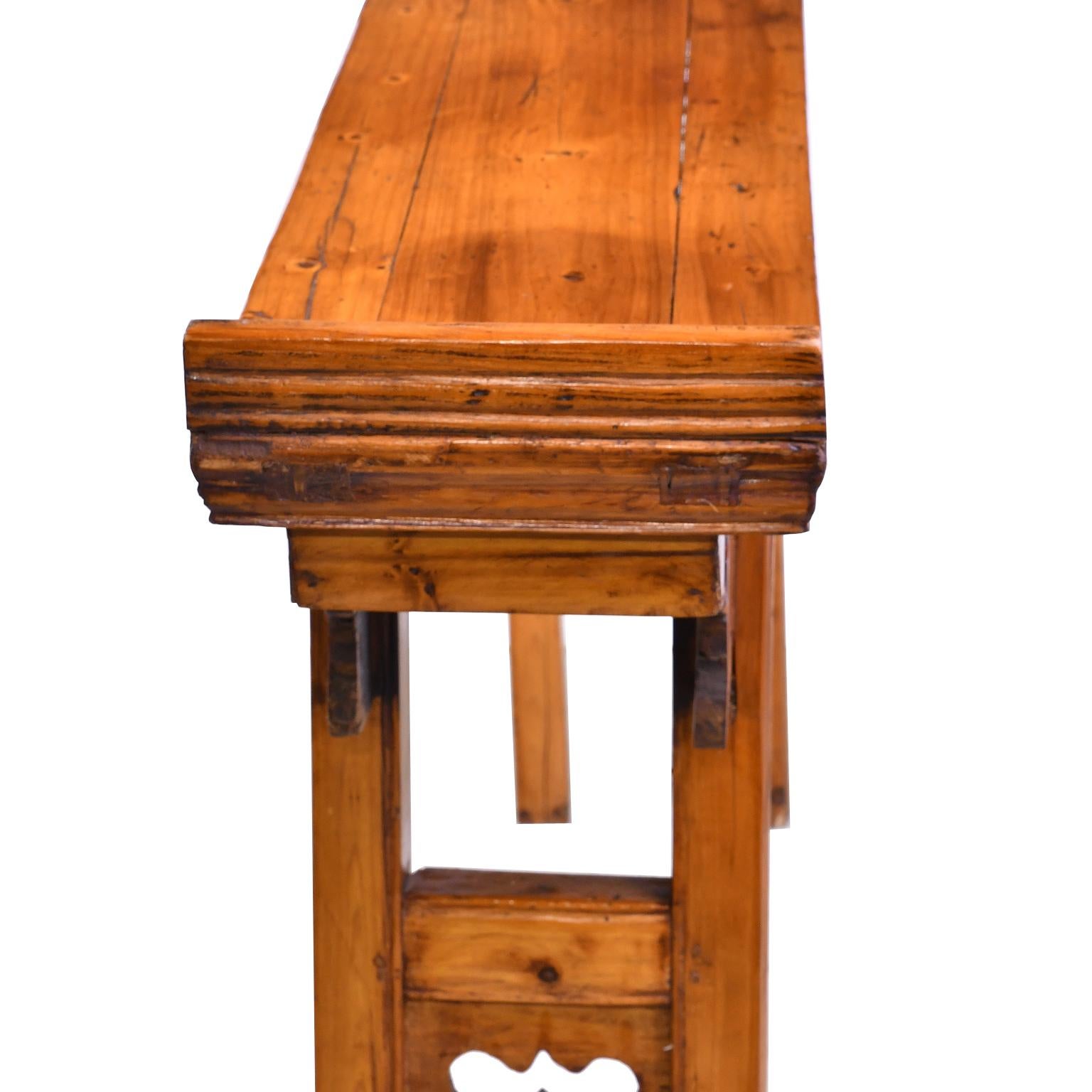 Altartisch aus Ulmenholz und Kiefernholz aus Shanxi, China, 20. Jahrhundert (Handgeschnitzt) im Angebot