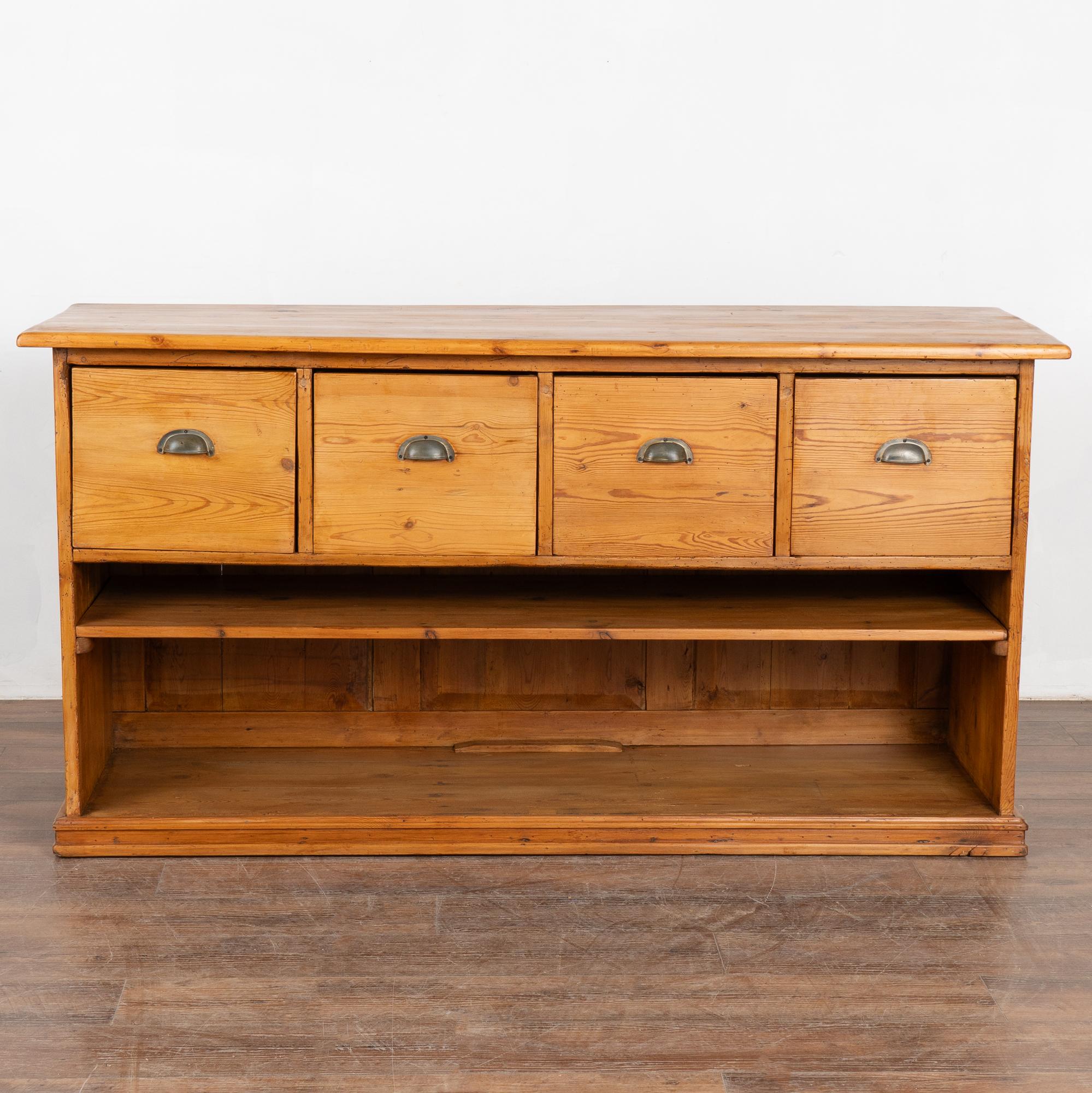Questo bancone da negozio indipendente in pino è dotato di quattro cassetti profondi e scaffali aperti su un lato e di pannelli chiusi sul lato alternativo.
Questa credenza country da 5' può essere utilizzata come buffet, doppio lavabo o isola da
