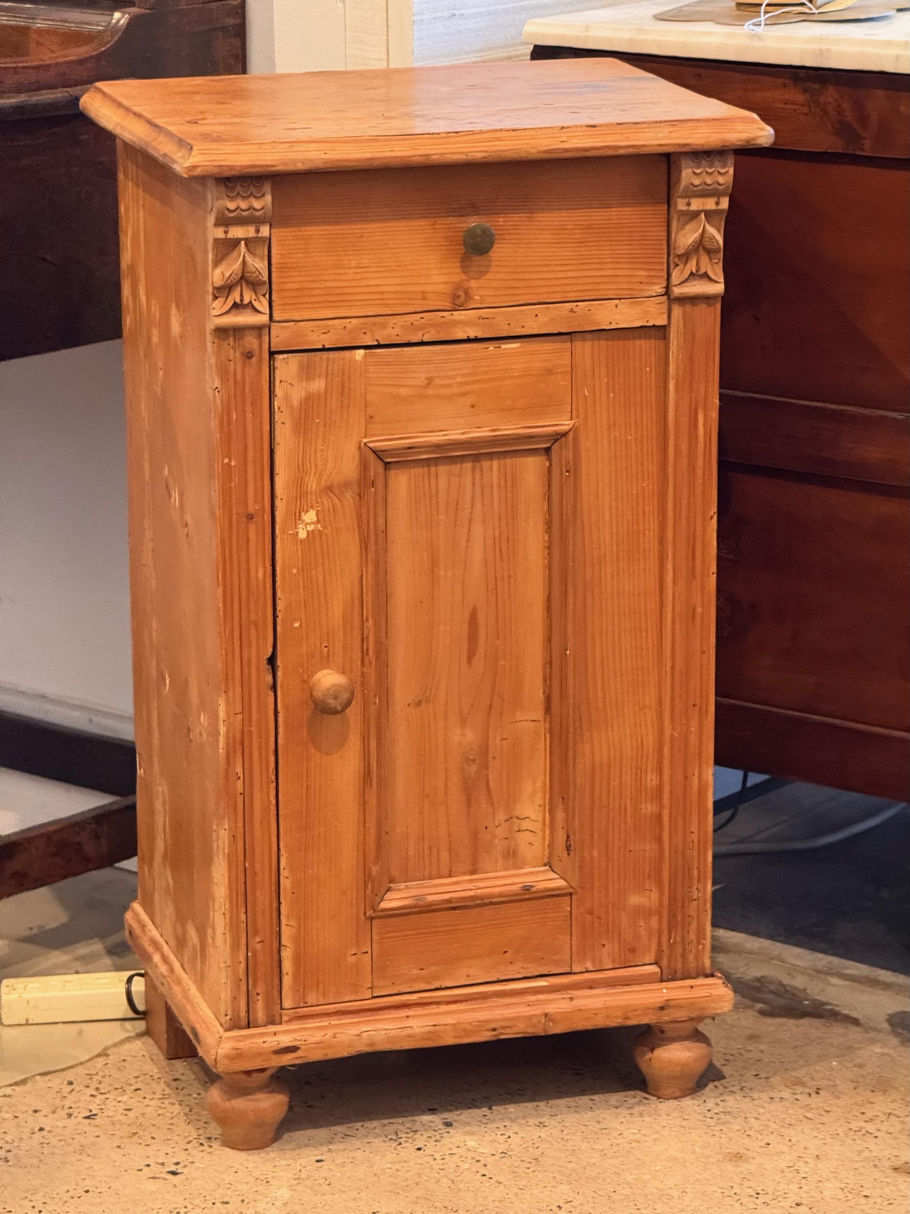 Questo è un ottimo comodino. Ha un cassetto e una porta.