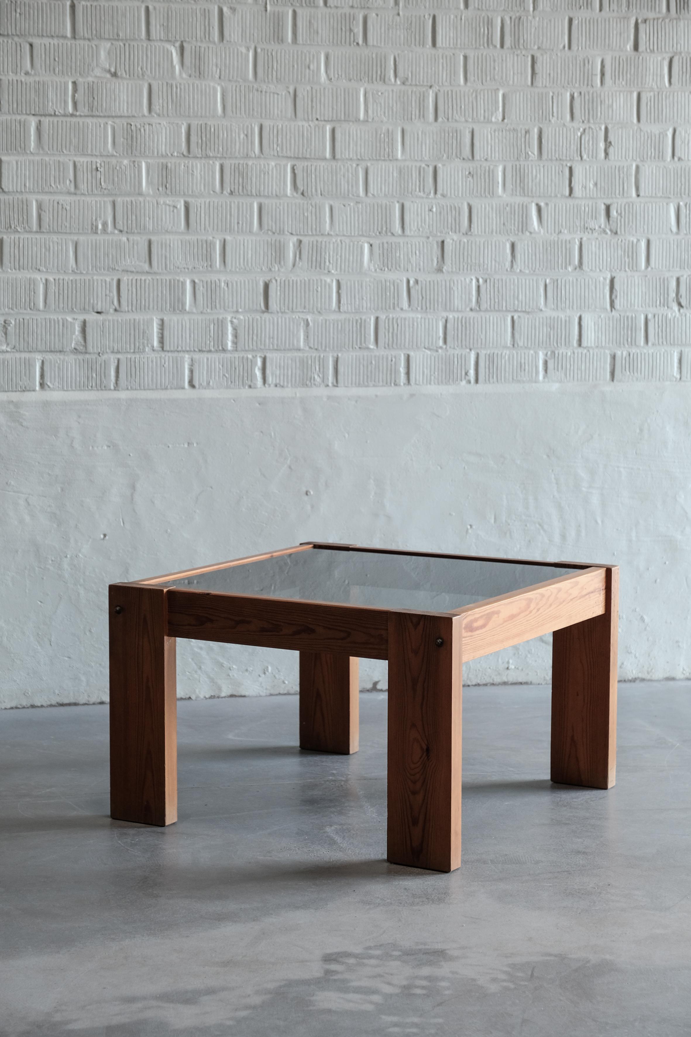 Artisanat espagnol vintage : Table d'appoint carrée en pin des années 1970 

Construite en bois de pin massif, cette table d'appoint bénéficie d'un design robuste et durable qui dégage chaleur et caractère. Le plateau de la table est orné d'un