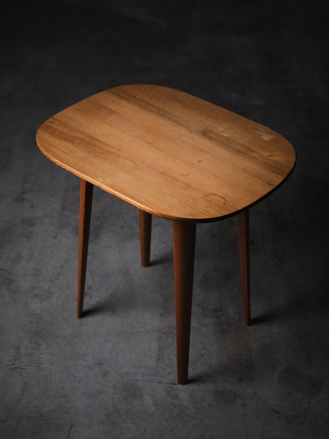Mesa auxiliar de pino 'Sparven' de Carl Malmsten, Años 50, Suecia Escandinavo moderno en venta