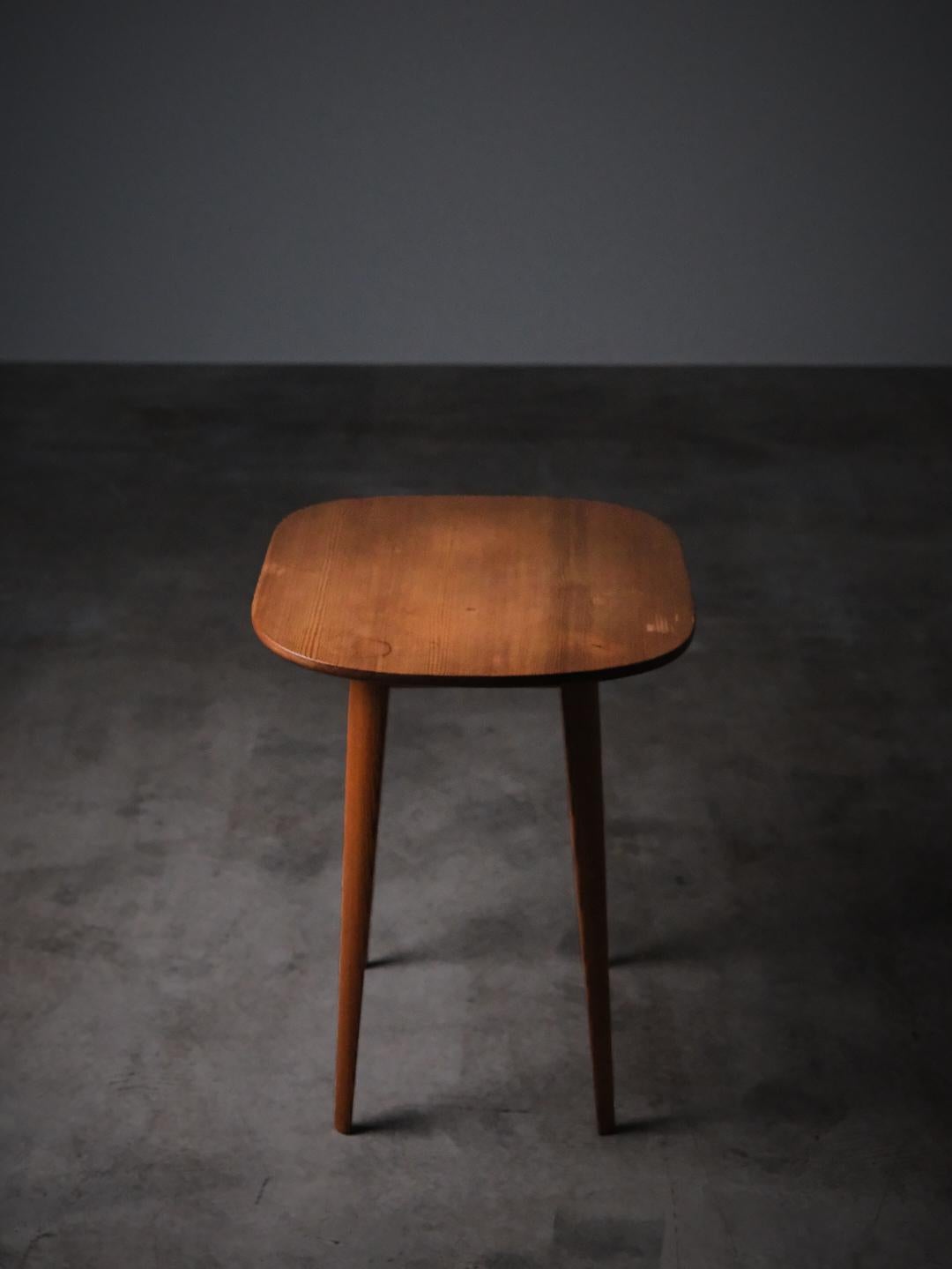 Mesa auxiliar de pino 'Sparven' de Carl Malmsten, Años 50, Suecia Sueco en venta
