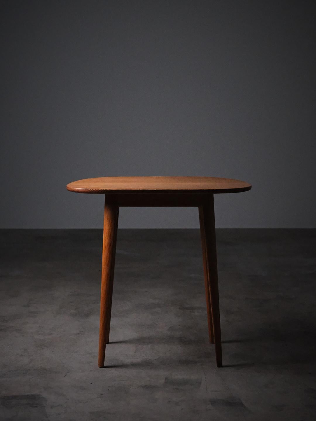 Mesa auxiliar de pino 'Sparven' de Carl Malmsten, Años 50, Suecia en Bastante bueno estado para la venta en Eskilstuna, SE