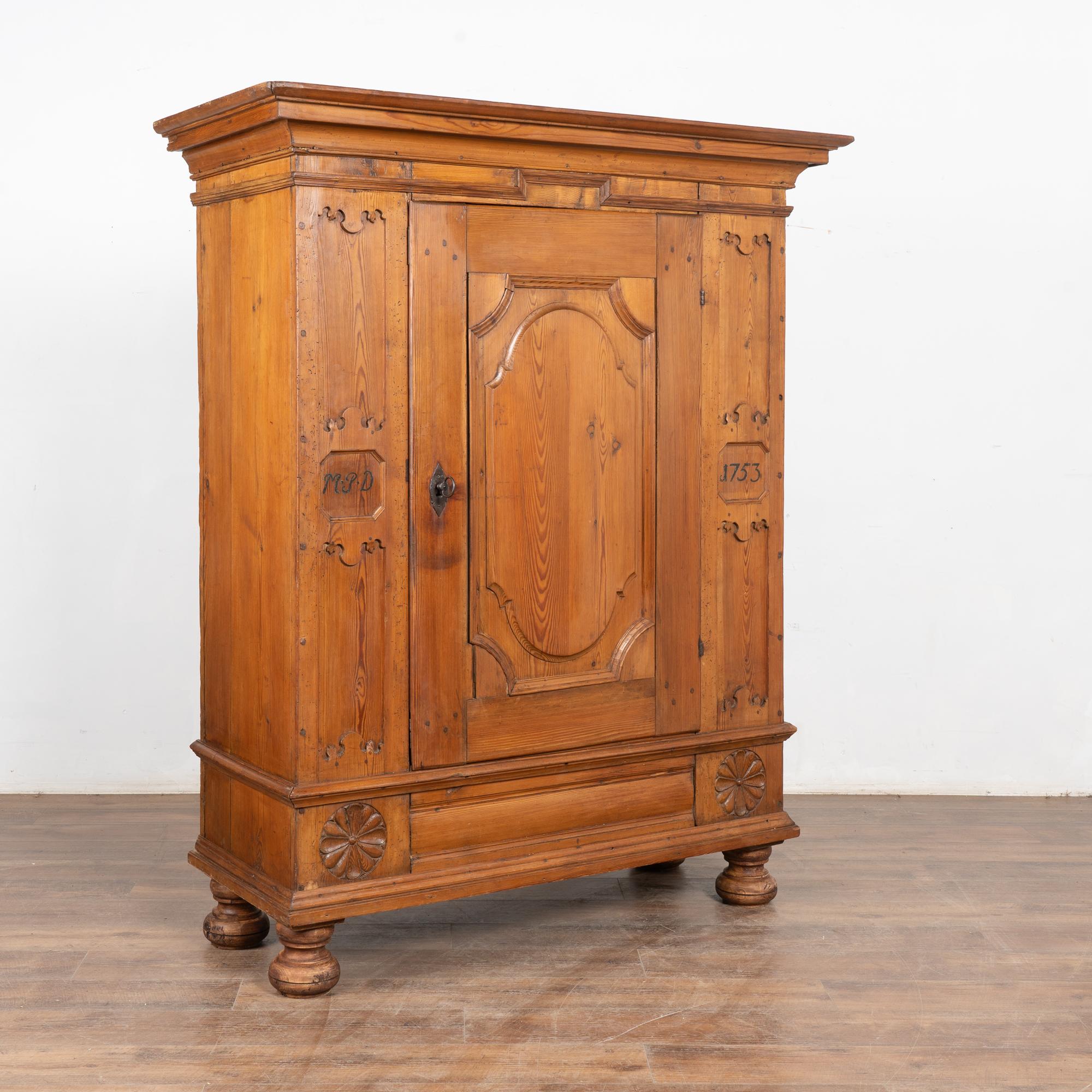 Armoire a un'anta in pino alto 6'; il monogramma MPD e la data del 1753 indicano che potrebbe essere stato un regalo di nozze o di dote.
Da notare la base decorativa, i pannelli intagliati lungo la porta e che la fiancheggiano, gli ampi piedini a