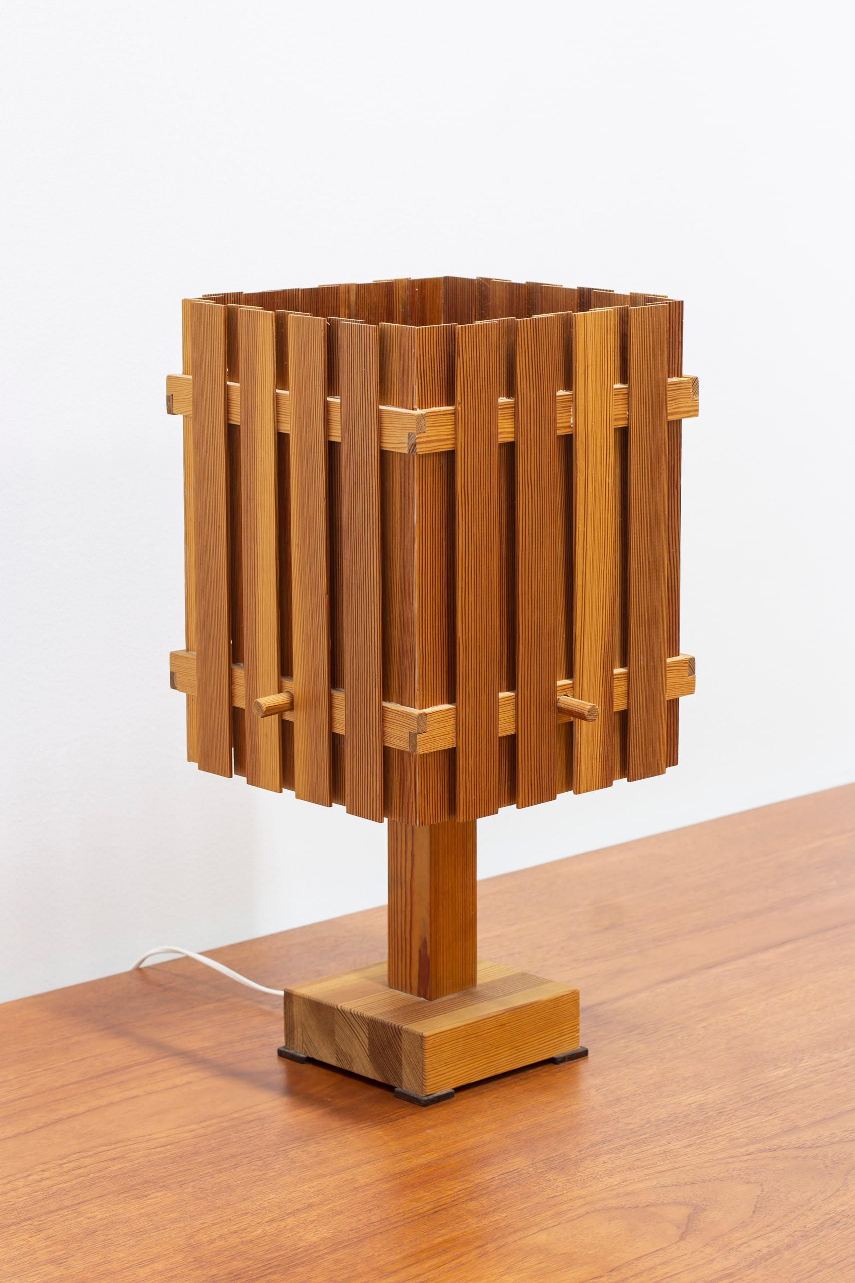 Lampe de table sportstuge suédoise d'un fabricant et d'un designer inconnus. Fabriqué à partir de lattes de pin et de pin massif avec des pieds en bois de wengé. ca 1950-60s Bon état vintage avec une légère usure liée à l'âge et à la