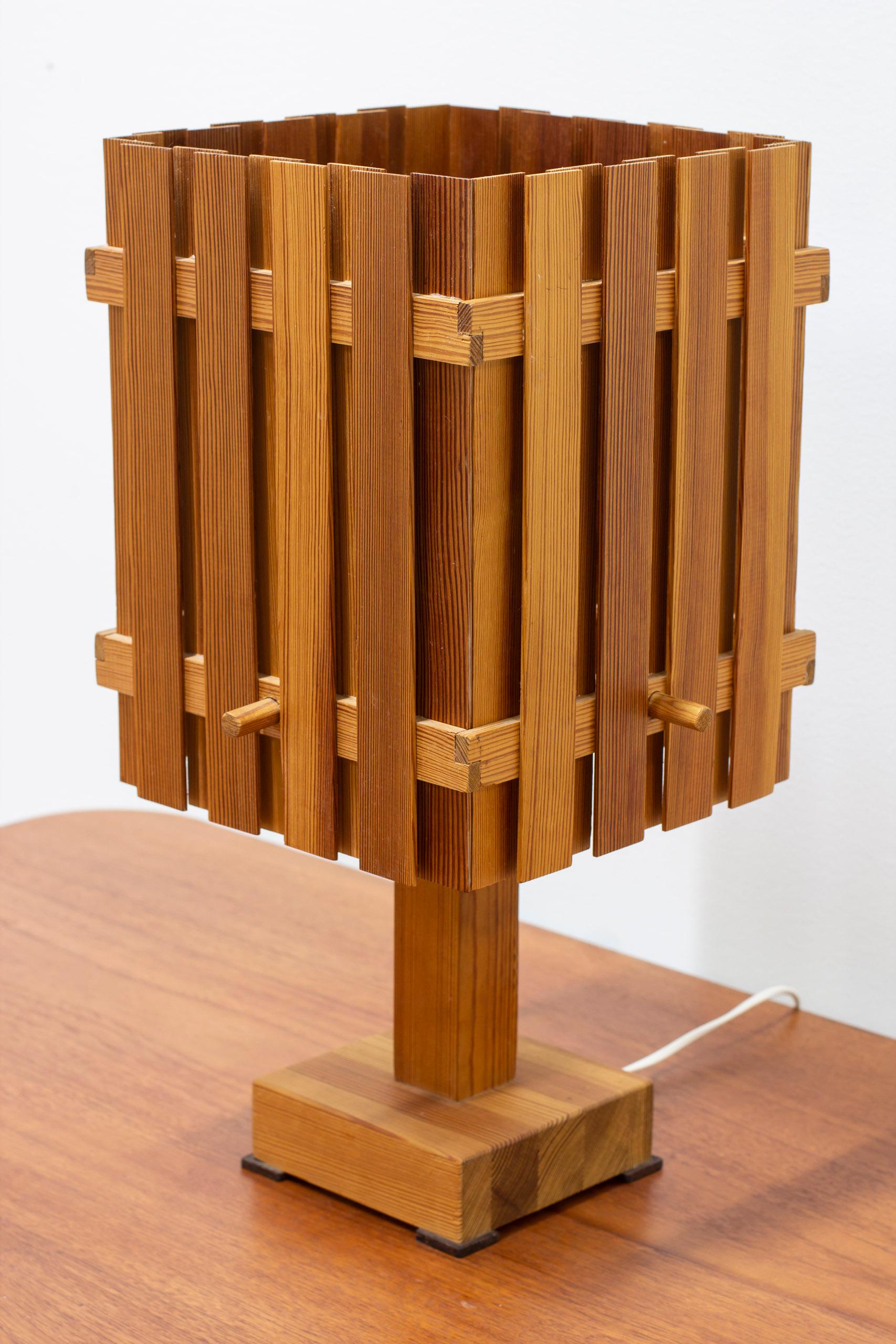 Scandinave moderne Lampe de table à lamelles en pin à la manière de Hans-Agne Jakobsson, Wabi-sabi, années 1950. en vente
