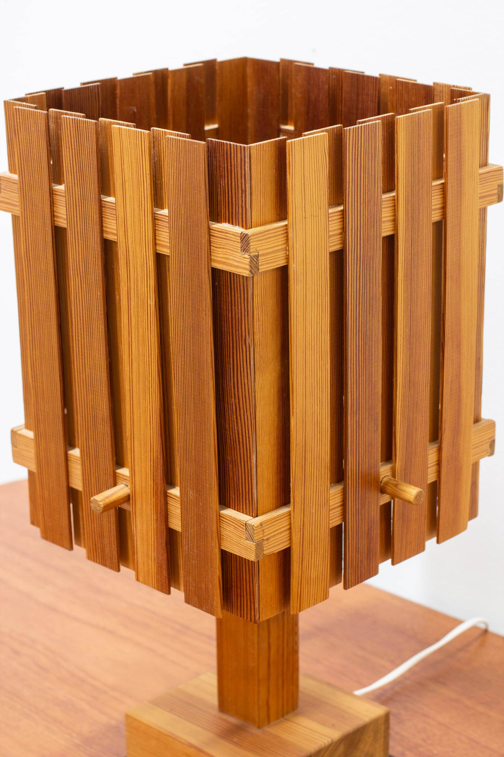 Suédois Lampe de table à lamelles en pin à la manière de Hans-Agne Jakobsson, Wabi-sabi, années 1950. en vente