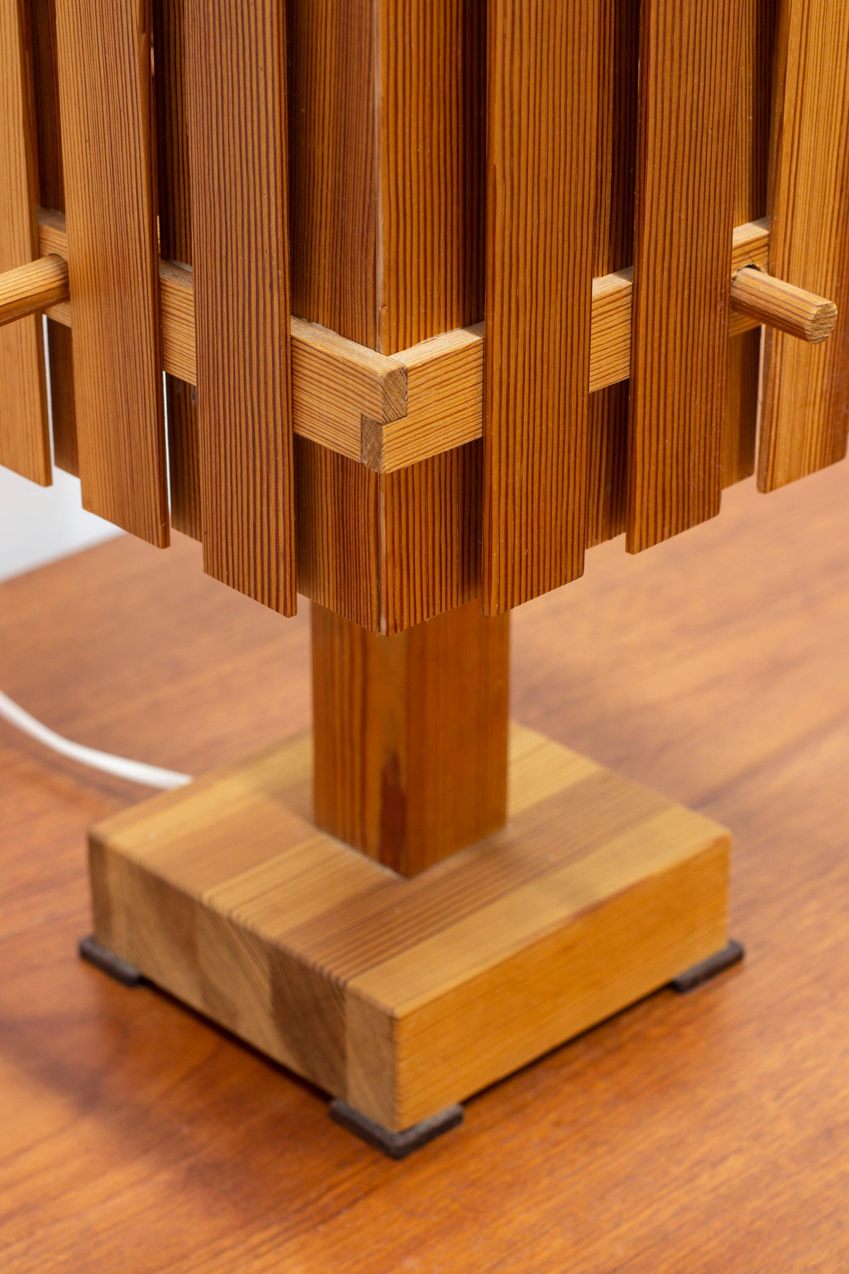 Lampe de table à lamelles en pin à la manière de Hans-Agne Jakobsson, Wabi-sabi, années 1950. Bon état - En vente à Hägersten, SE