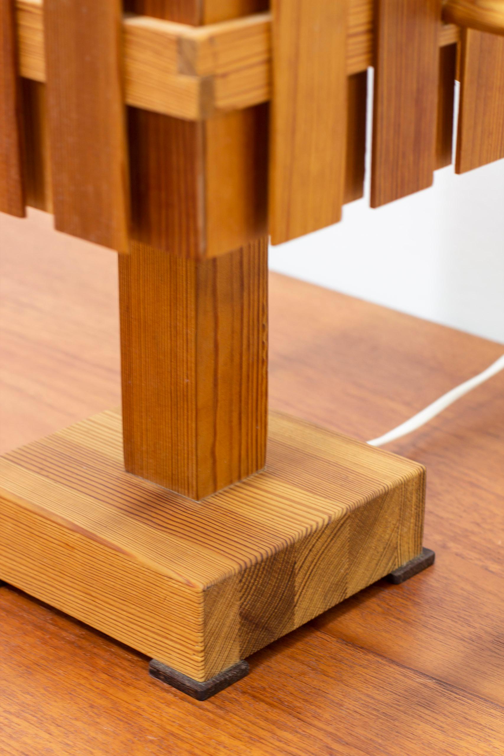 Milieu du XXe siècle Lampe de table à lamelles en pin à la manière de Hans-Agne Jakobsson, Wabi-sabi, années 1950. en vente
