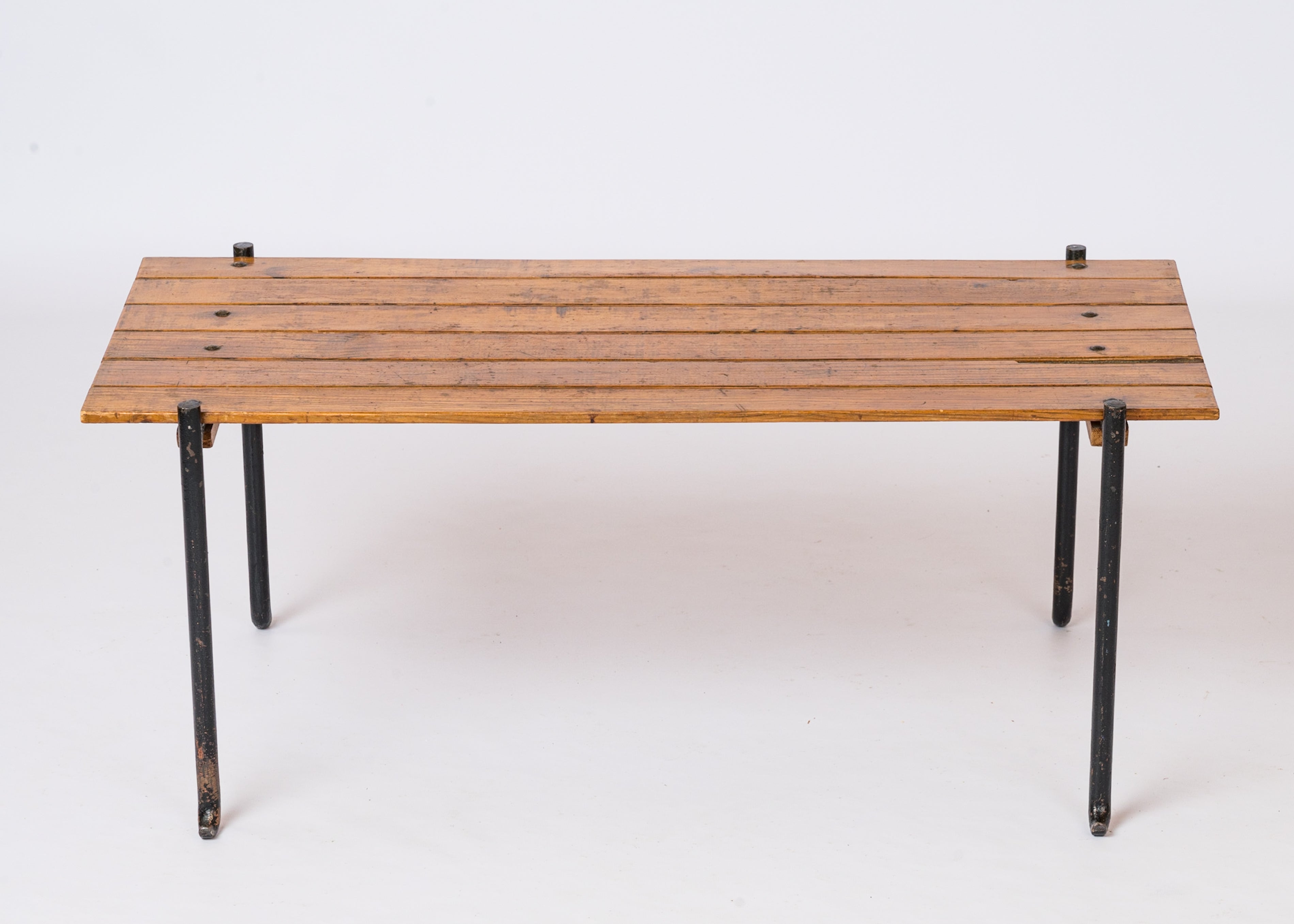 Einzigartiger Couchtisch aus Kiefernholzleisten und schmiedeeisernen Beinen im Stil von Jacques Adnet für die Compagnie des Arts Français.
Leichte strukturelle Schäden an einigen Latten.  Stabil und in gutem Vintage-Zustand.
Dieser Tisch wird von