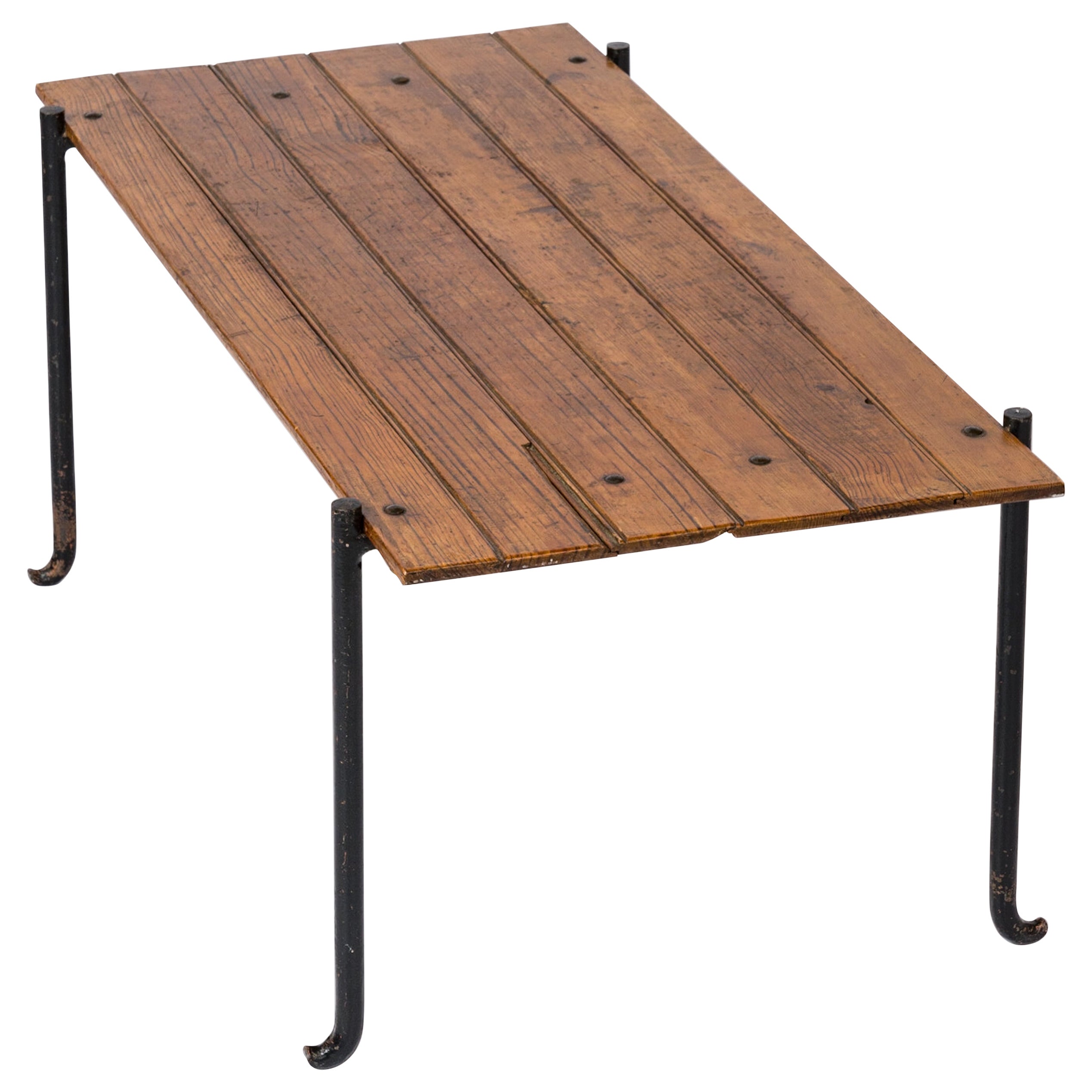 Mesa de centro de listones de pino y hierro "Fer Battu" al estilo de Adnet - Francia Años 60 en venta