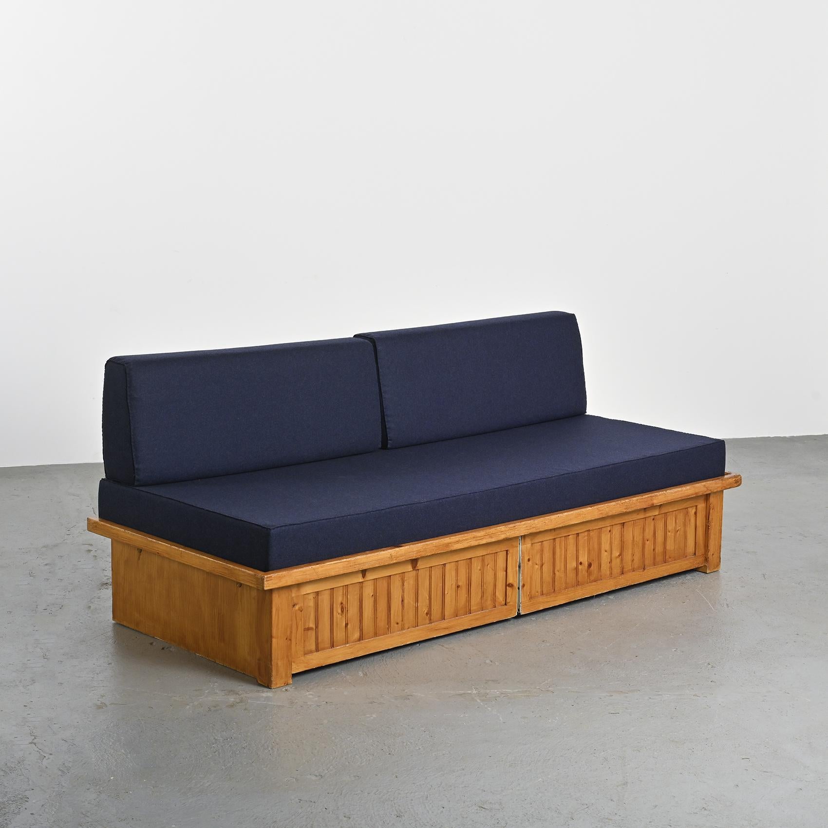Pine sofa bed  by Charlotte Perriand, Les Arcs 1970 en vente 4
