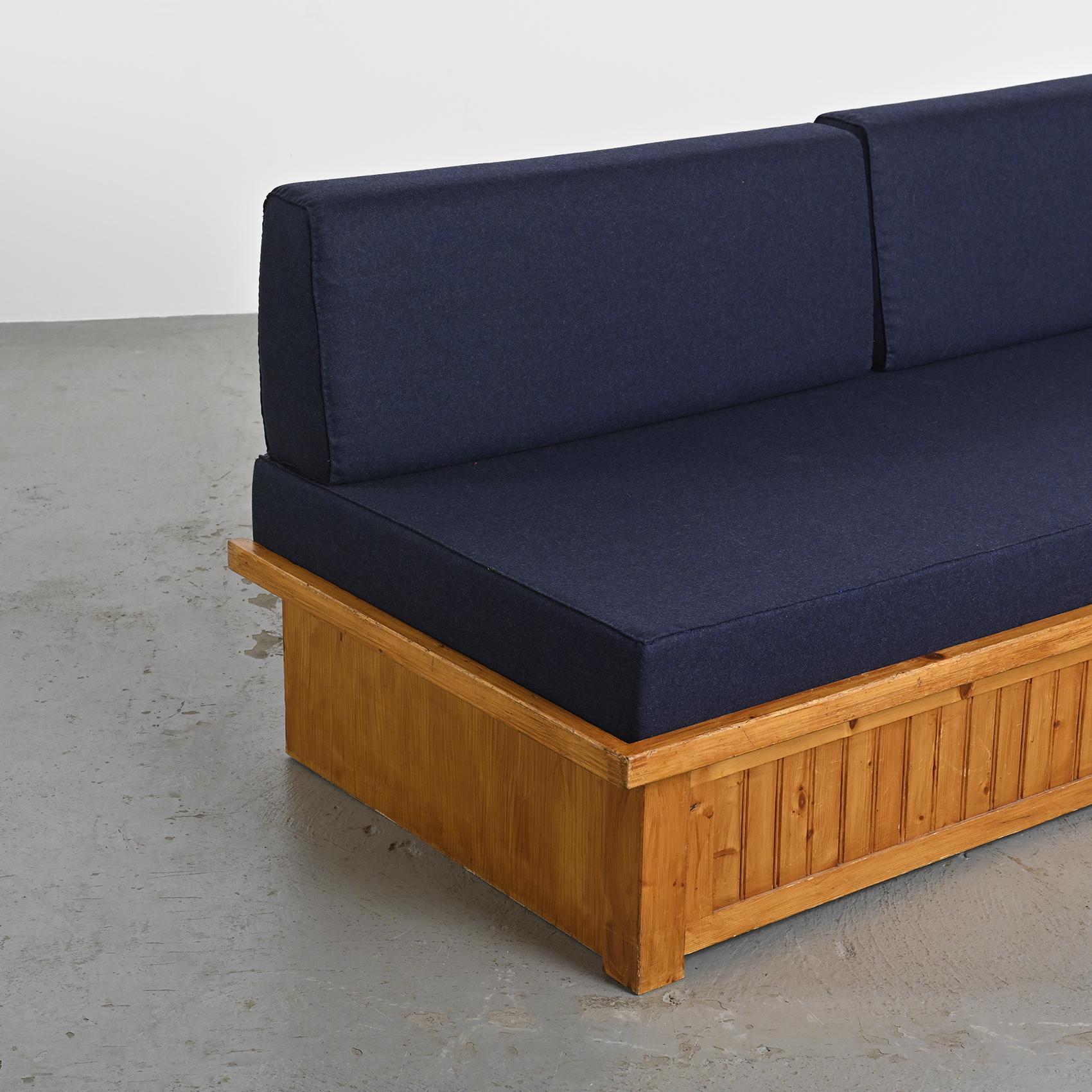 Pine sofa bed  by Charlotte Perriand, Les Arcs 1970 en vente 5