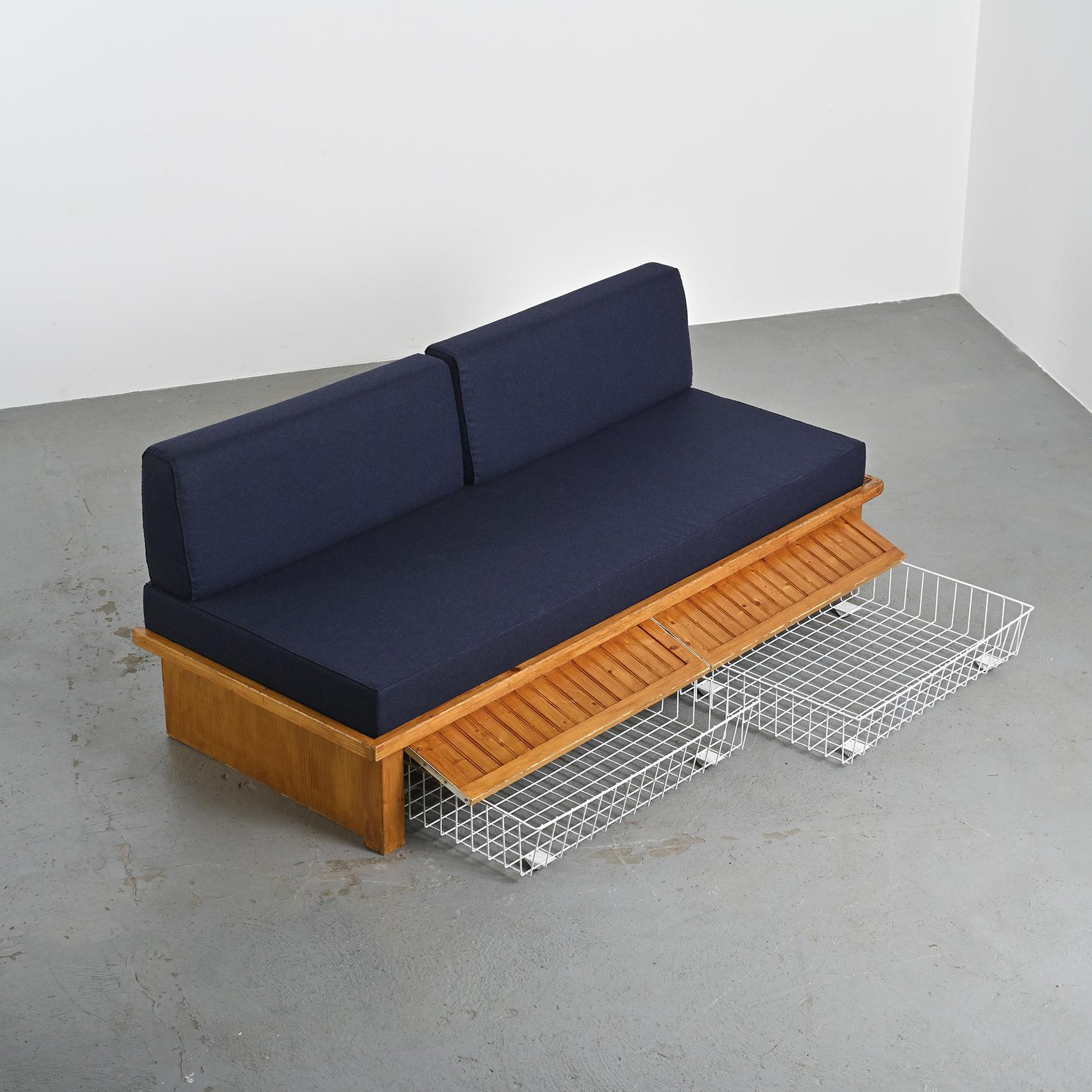 Pine sofa bed  by Charlotte Perriand, Les Arcs 1970 en vente 7