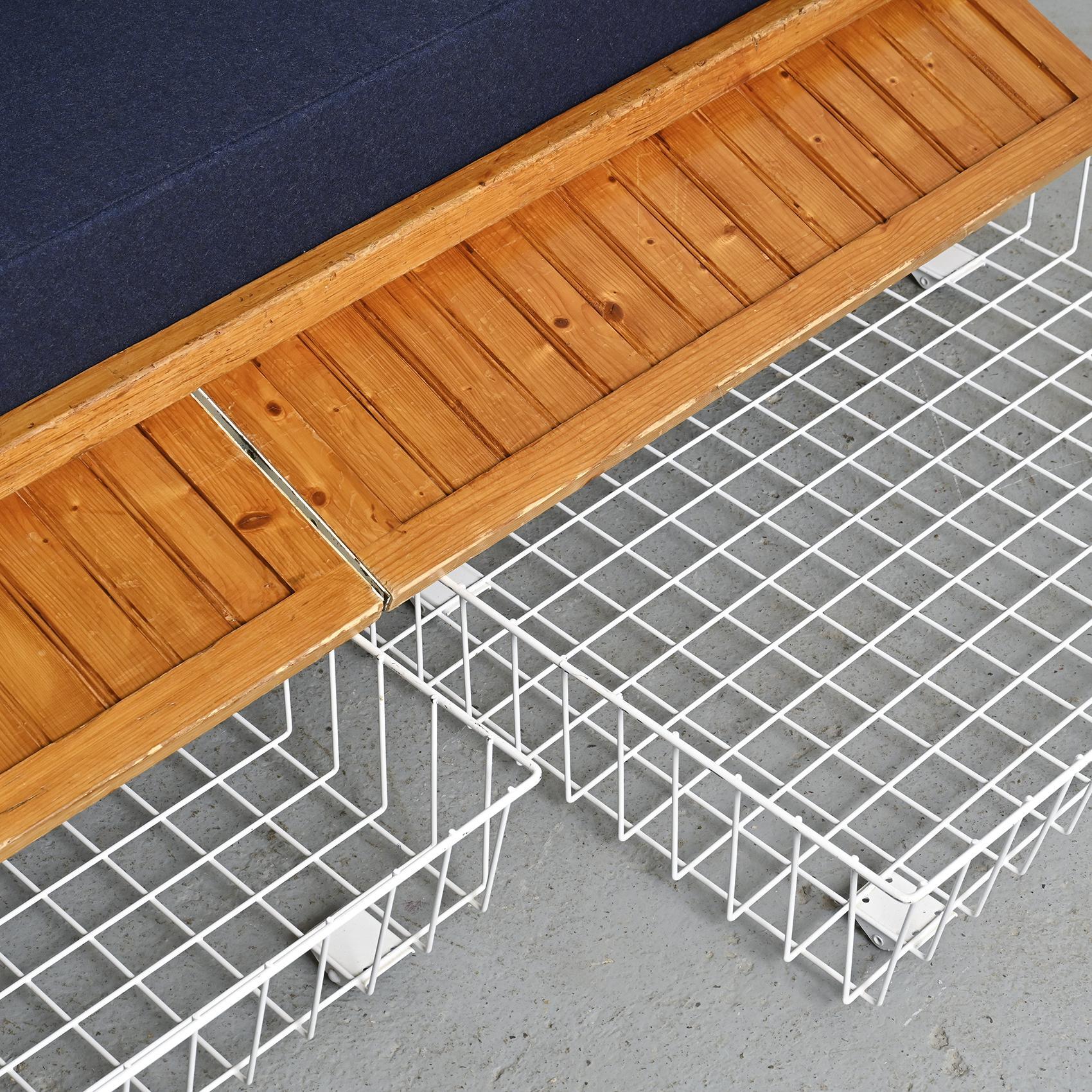Pine sofa bed  by Charlotte Perriand, Les Arcs 1970 en vente 8