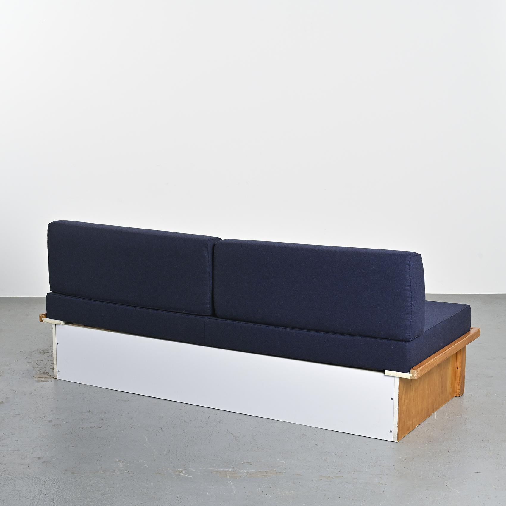 Pine sofa bed  by Charlotte Perriand, Les Arcs 1970 en vente 9