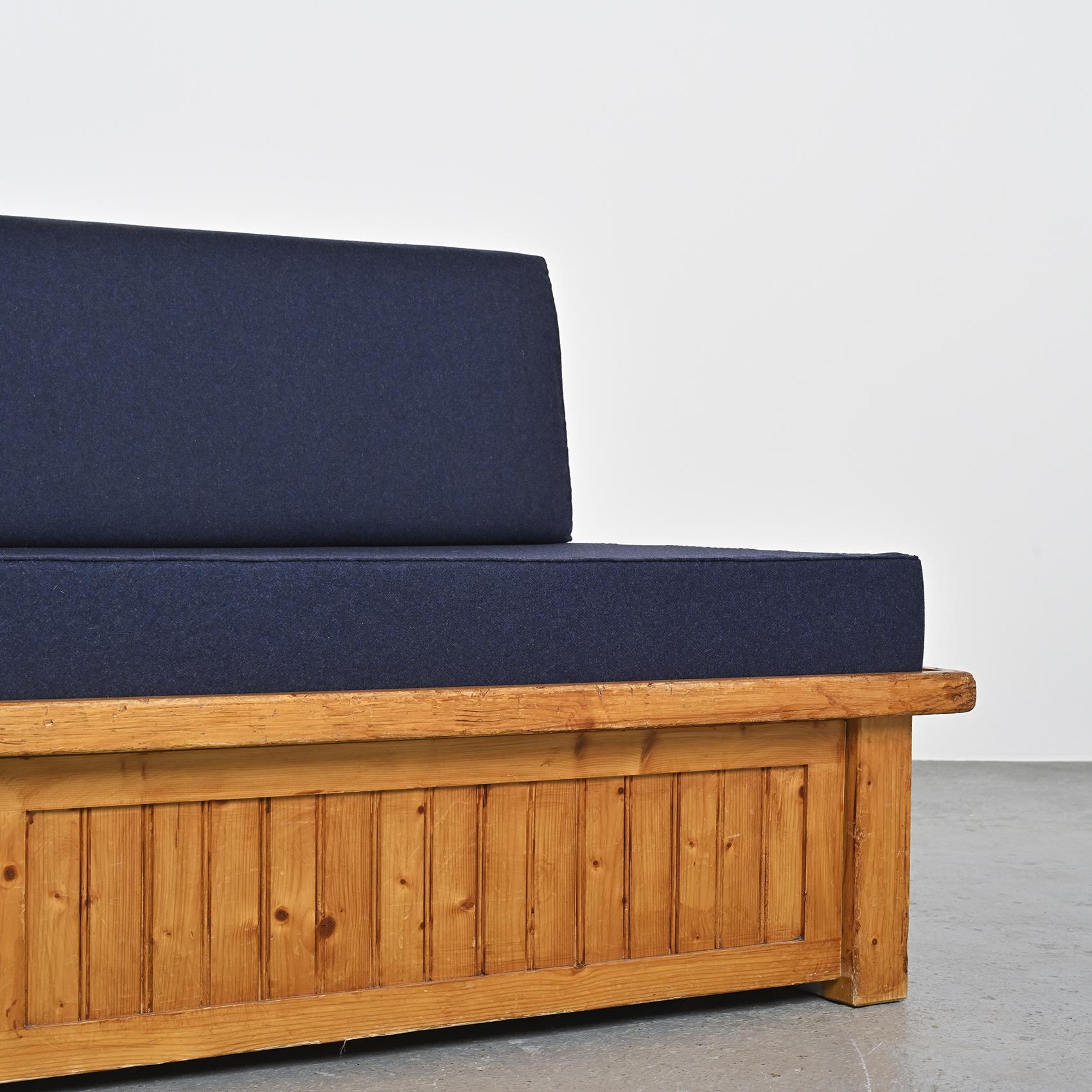Pine sofa bed  by Charlotte Perriand, Les Arcs 1970 en vente 10
