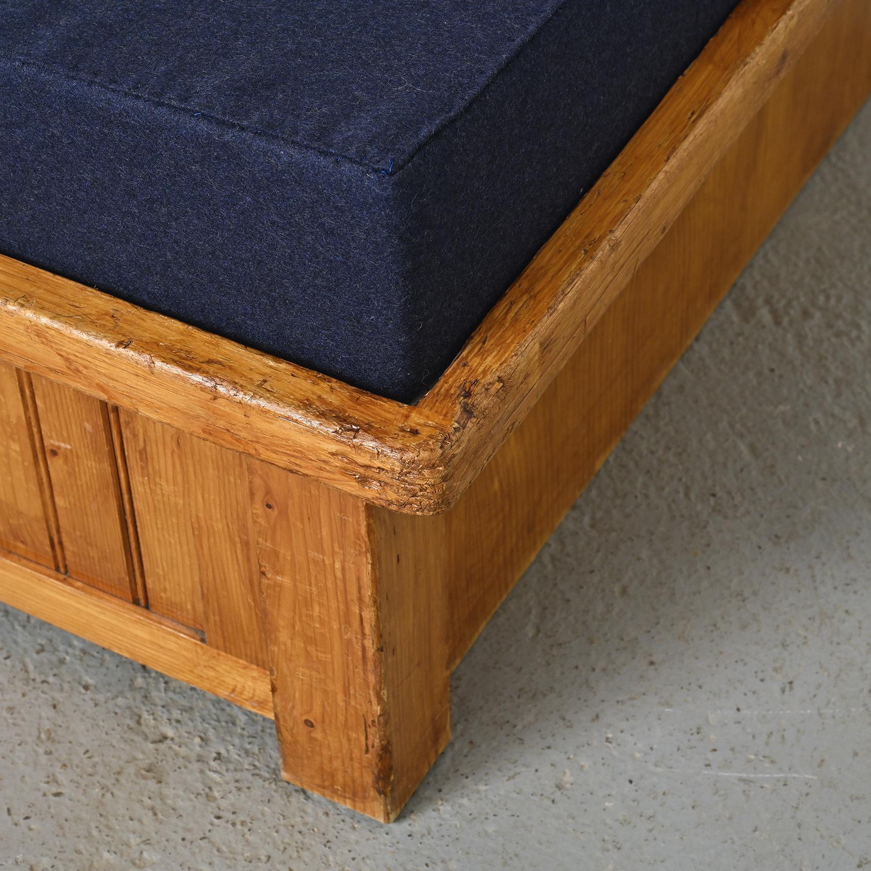 Pine sofa bed  by Charlotte Perriand, Les Arcs 1970 en vente 11