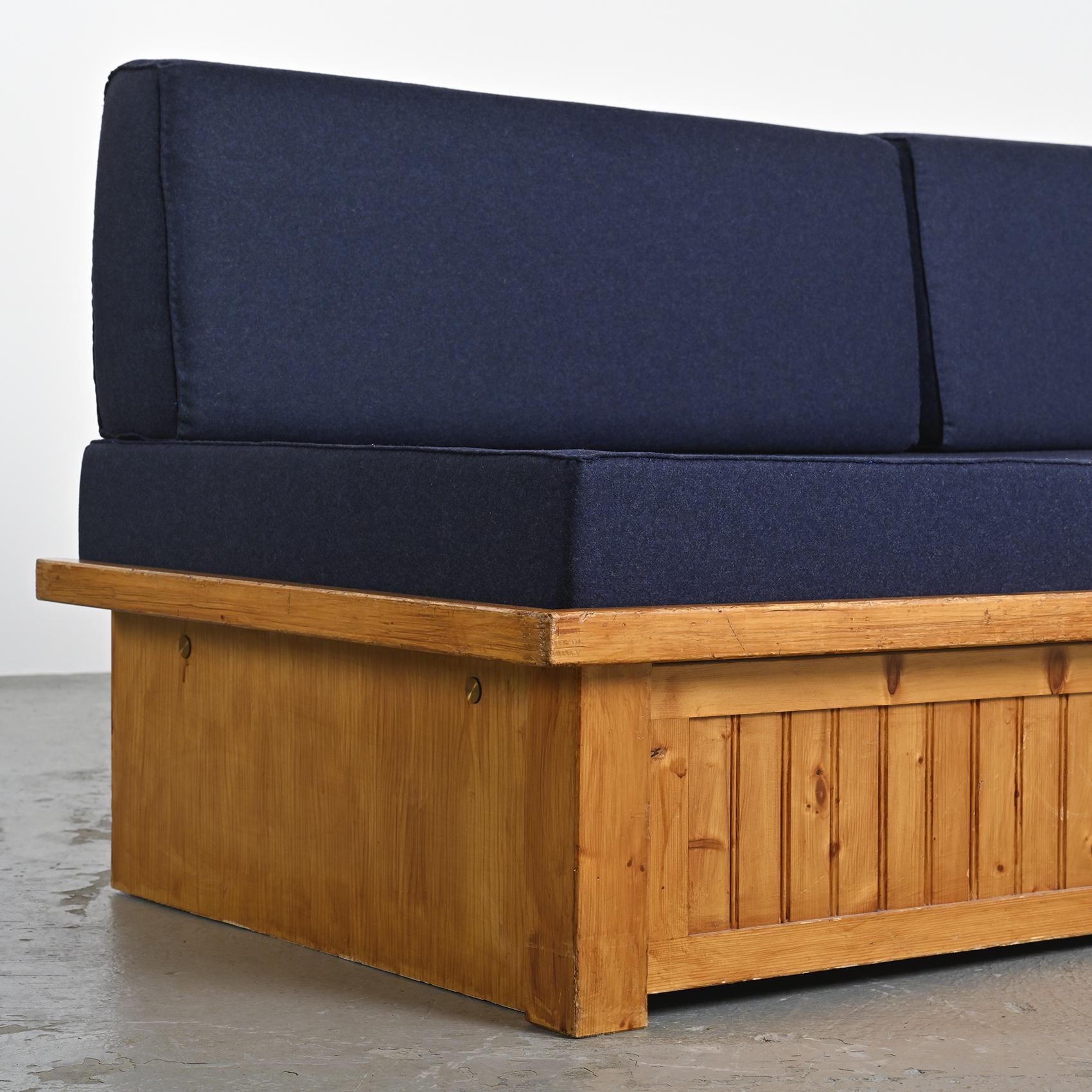 Pine sofa bed  by Charlotte Perriand, Les Arcs 1970 en vente 12