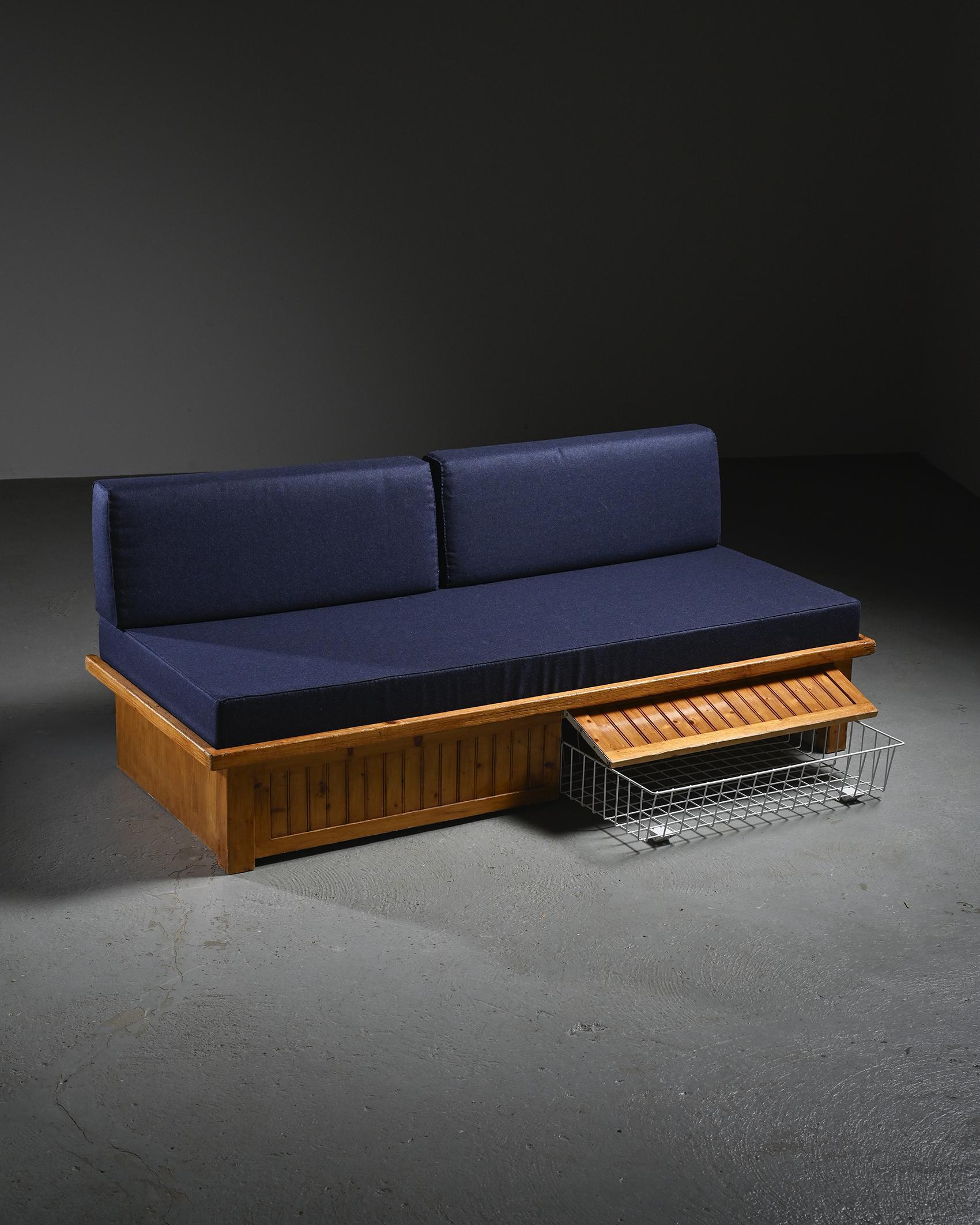 Mid-Century Modern Pine sofa bed  by Charlotte Perriand, Les Arcs 1970 en vente