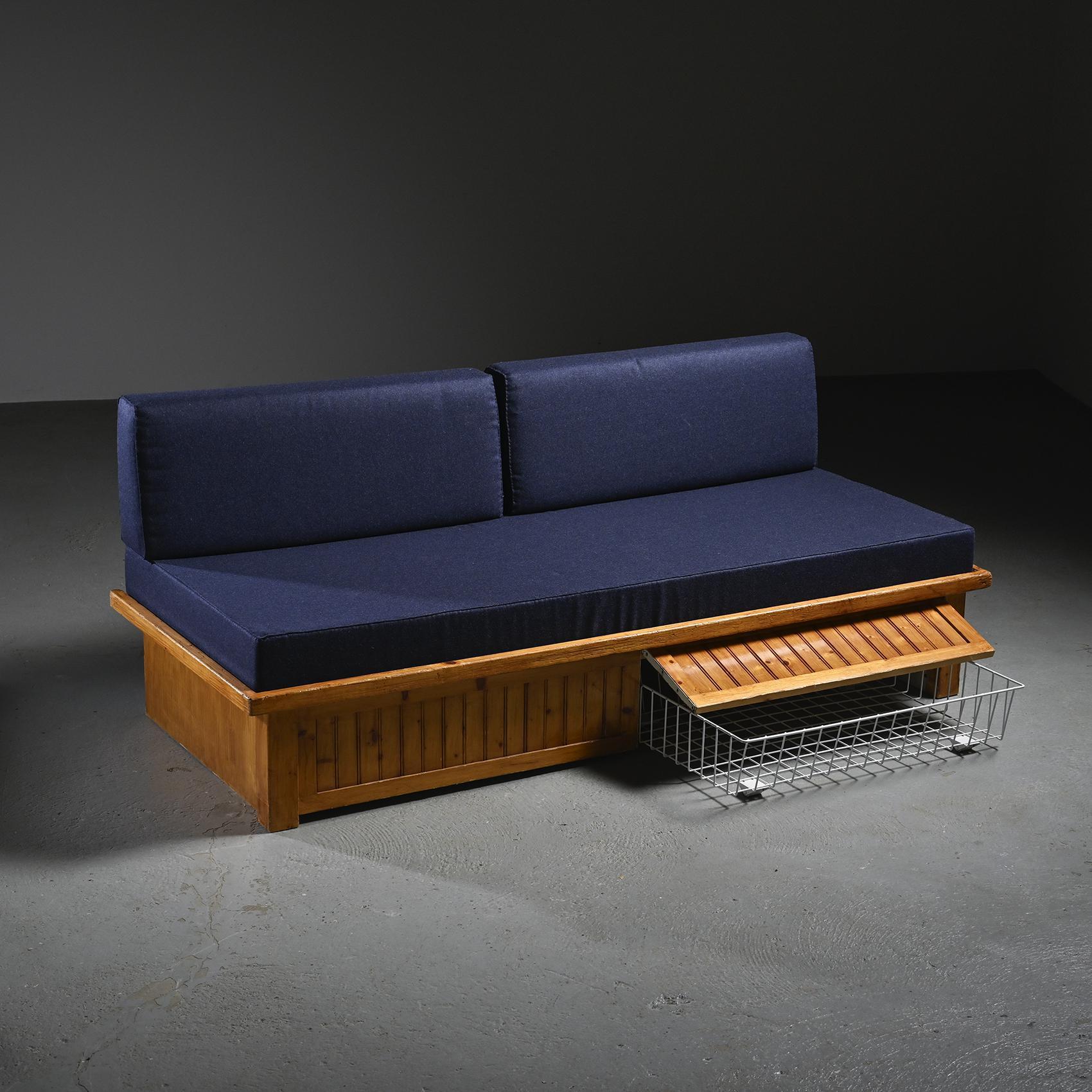 Français Pine sofa bed  by Charlotte Perriand, Les Arcs 1970 en vente